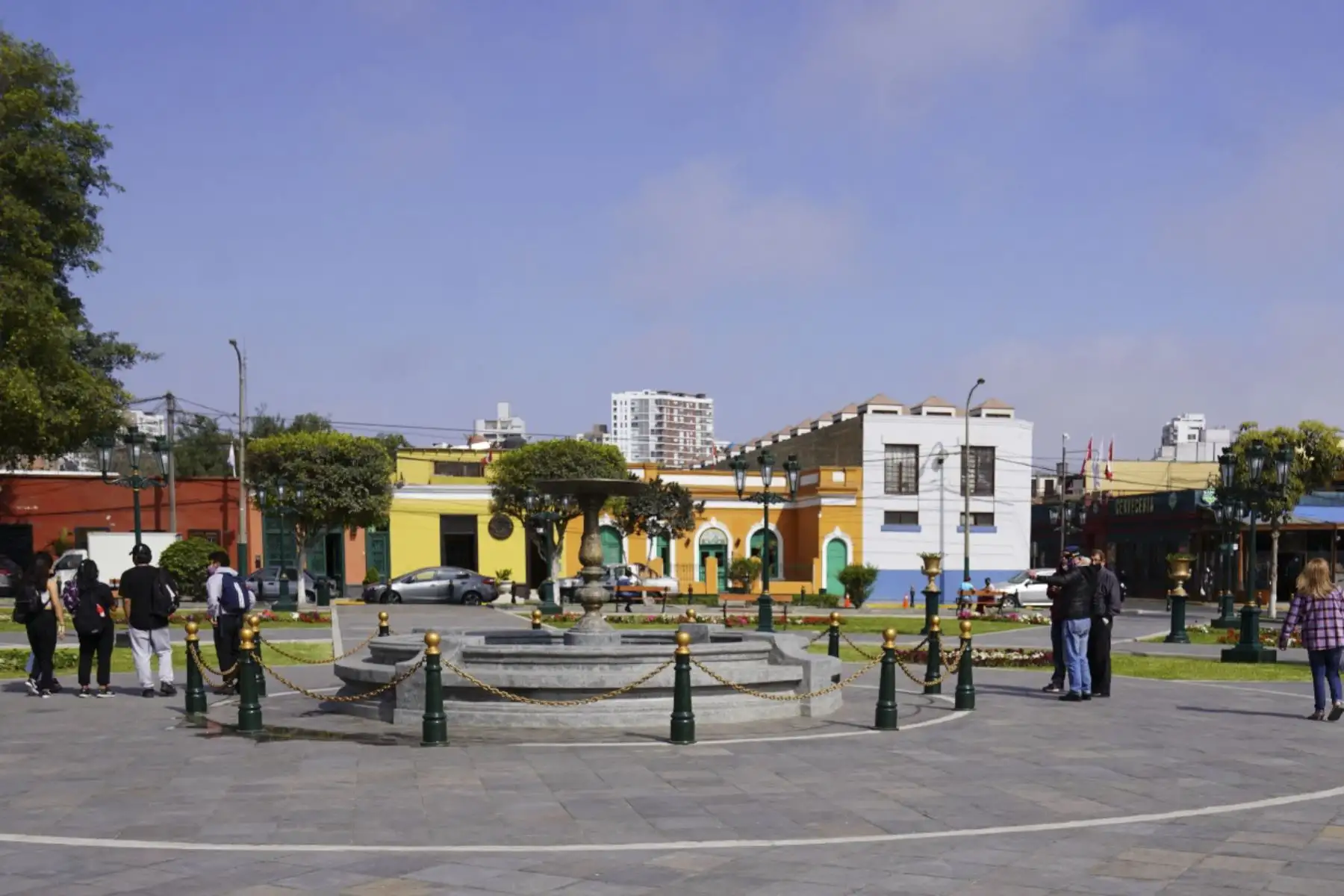 La histórica Plaza Los Libertadores (ex Plaza Bolívar) en Pueblo Libre, considerado el lugar preferido de San Martín y Simón Bolívar, pues establecieron su residencia en la zona, fue restaurada tras más de 50 años en que solo fue parchada por sus múltiples deterioros. Hoy luce totalmente renovada tras un trabajo de meses supervisado por el Ministerio de Cultura, destinado a mantener el diseño original de la plaza, explicó el alcalde del distrito cuna del Bicentenario, Stephen Haas del Carpio. Foto: Municipalidad de Pueblo Libre