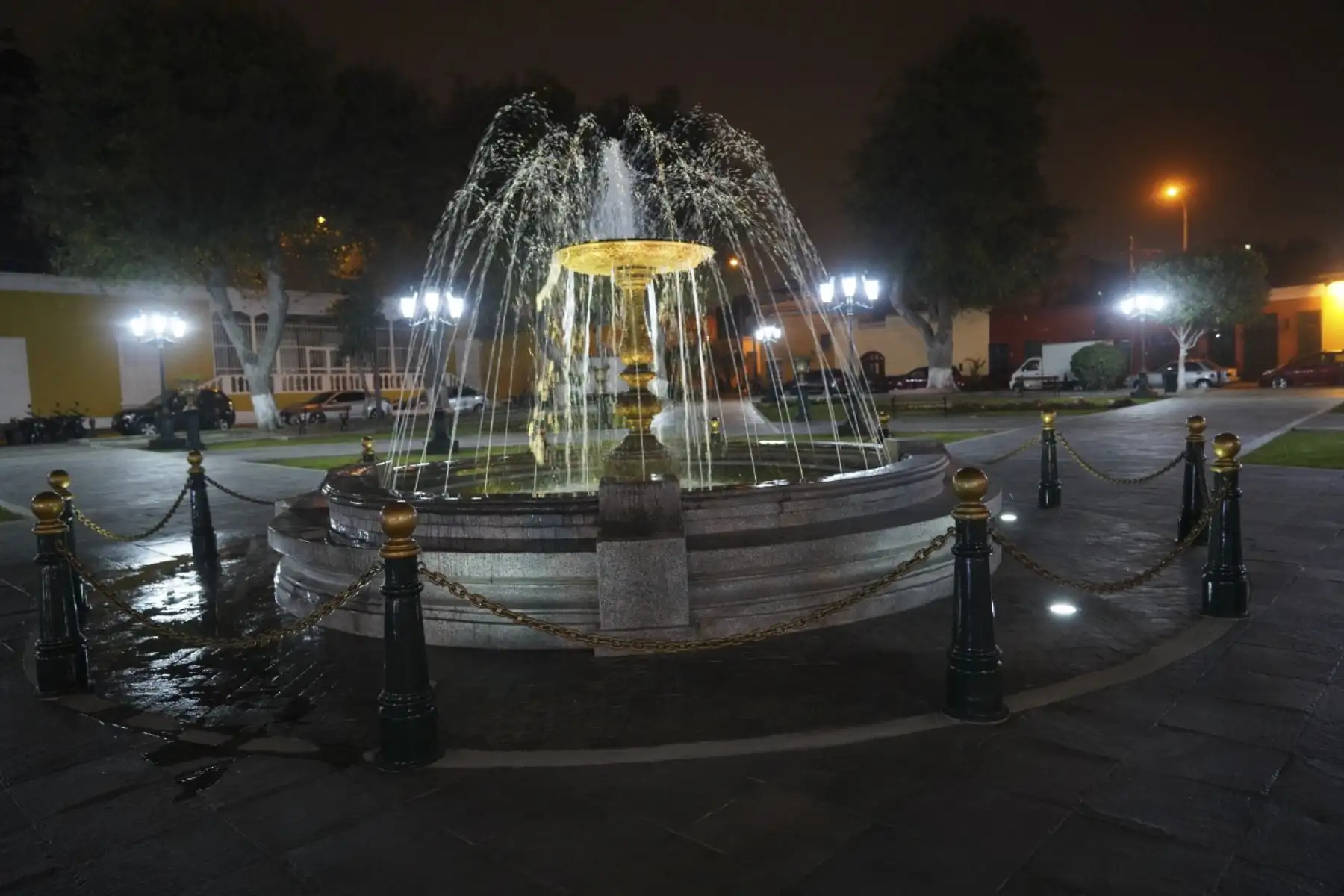 La histórica Plaza Los Libertadores (ex Plaza Bolívar) en Pueblo Libre, considerado el lugar preferido de San Martín y Simón Bolívar, pues establecieron su residencia en la zona, fue restaurada tras más de 50 años en que solo fue parchada por sus múltiples deterioros. Hoy luce totalmente renovada tras un trabajo de meses supervisado por el Ministerio de Cultura, destinado a mantener el diseño original de la plaza, explicó el alcalde del distrito cuna del Bicentenario, Stephen Haas del Carpio. Foto: Municipalidad de Pueblo Libre