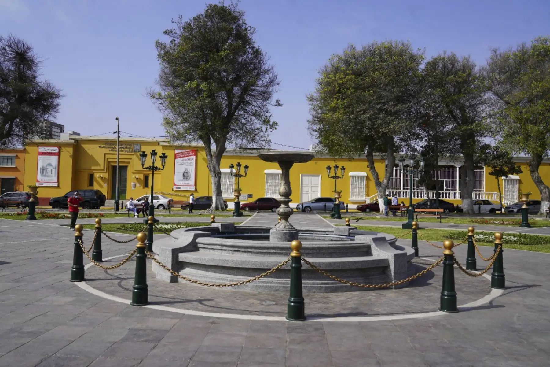 La histórica Plaza Los Libertadores (ex Plaza Bolívar) en Pueblo Libre, considerado el lugar preferido de San Martín y Simón Bolívar, pues establecieron su residencia en la zona, fue restaurada tras más de 50 años en que solo fue parchada por sus múltiples deterioros. Hoy luce totalmente renovada tras un trabajo de meses supervisado por el Ministerio de Cultura, destinado a mantener el diseño original de la plaza, explicó el alcalde del distrito cuna del Bicentenario, Stephen Haas del Carpio. Foto: Municipalidad de Pueblo Libre
