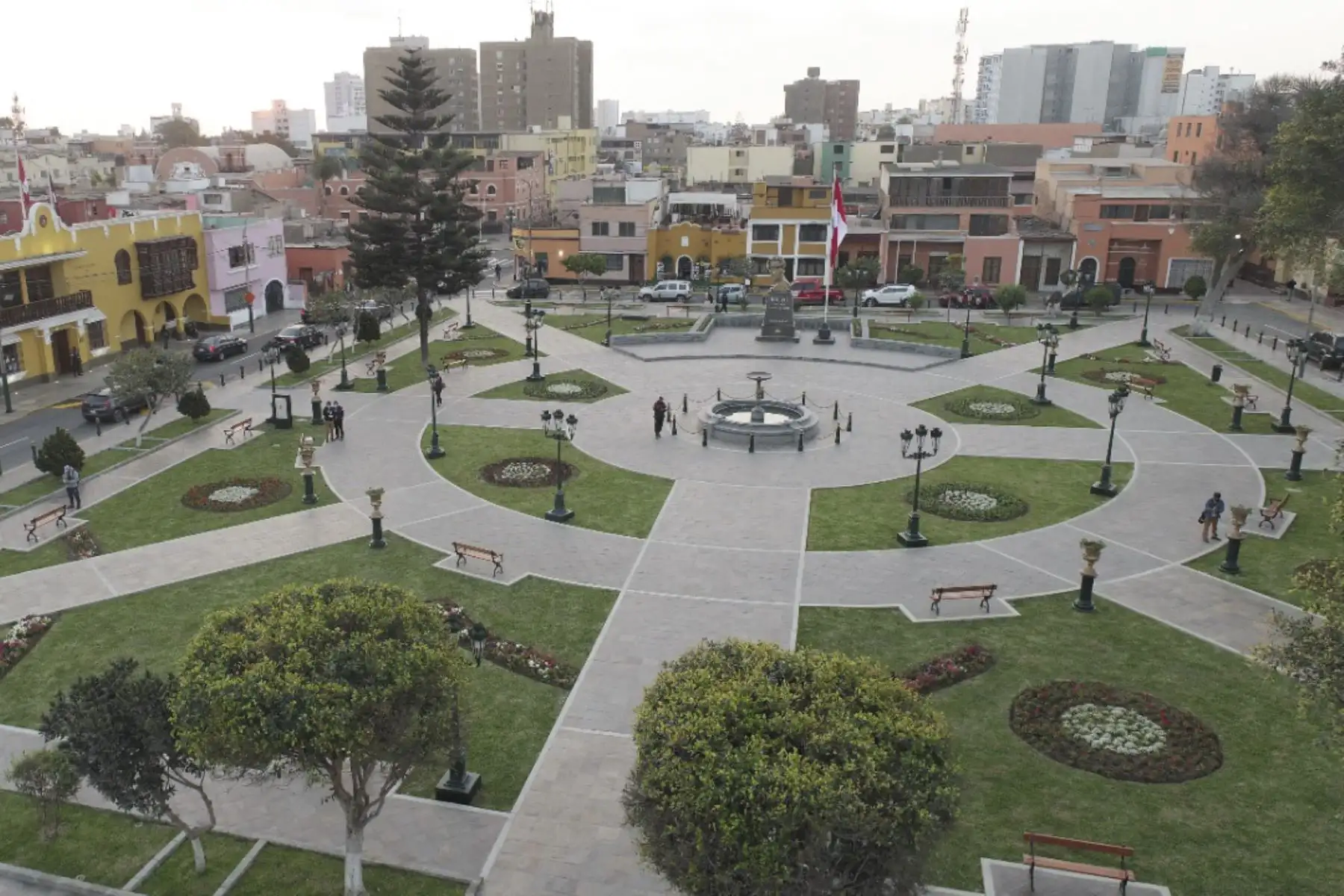 La histórica Plaza Los Libertadores (ex Plaza Bolívar) en Pueblo Libre, considerado el lugar preferido de San Martín y Simón Bolívar, pues establecieron su residencia en la zona, fue restaurada tras más de 50 años en que solo fue parchada por sus múltiples deterioros. Hoy luce totalmente renovada tras un trabajo de meses supervisado por el Ministerio de Cultura, destinado a mantener el diseño original de la plaza, explicó el alcalde del distrito cuna del Bicentenario, Stephen Haas del Carpio. Foto: Municipalidad de Pueblo Libre