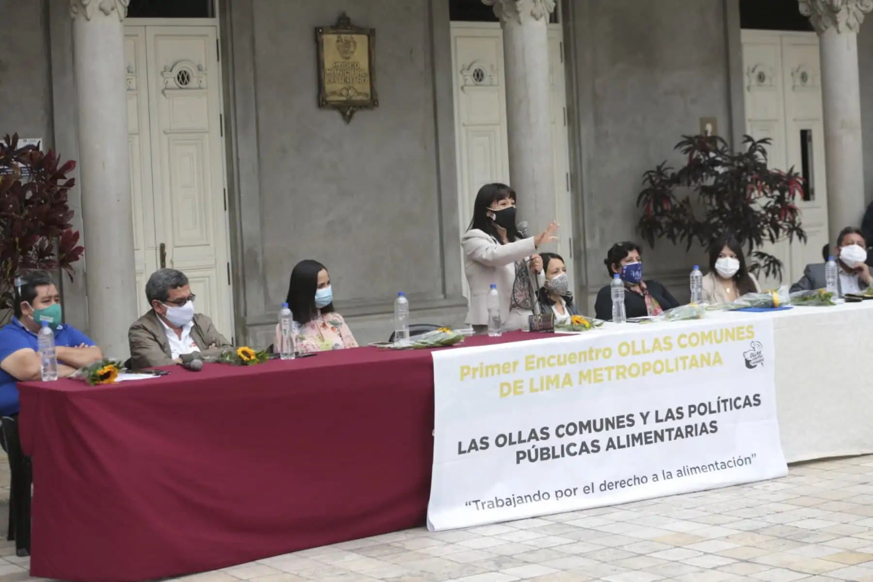 La presidenta del Consejo de Ministros, Mirtha Vásquez, participó del encuentro "Las ollas comunes y las políticas públicas alimentarias", junto a ministros de Estado y representantes de las ollas comunes de Lima. Foto: PCM