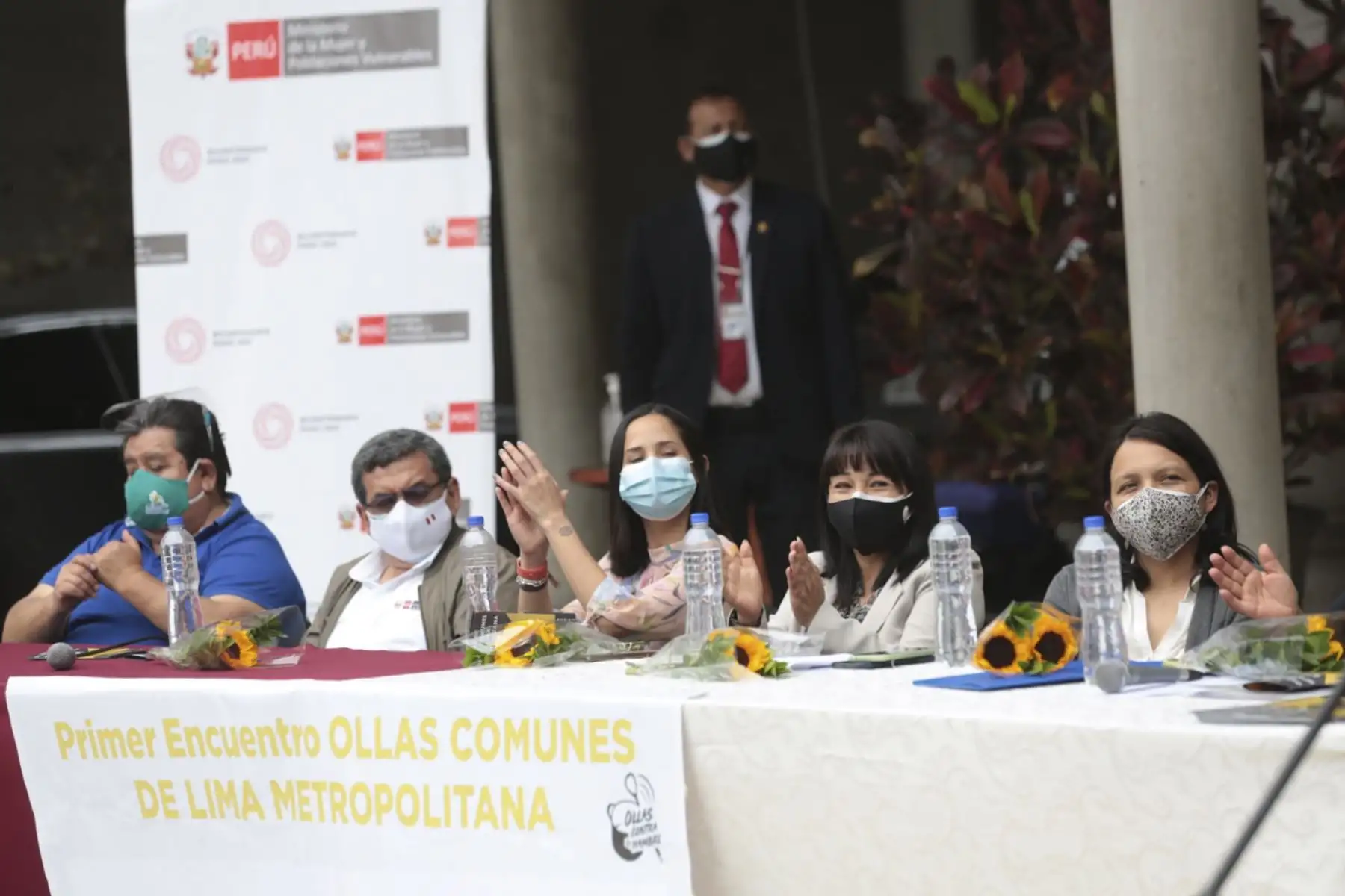 La presidenta del Consejo de Ministros, Mirtha Vásquez, participó del encuentro "Las ollas comunes y las políticas públicas alimentarias", junto a ministros de Estado y representantes de las ollas comunes de Lima. Foto: PCM