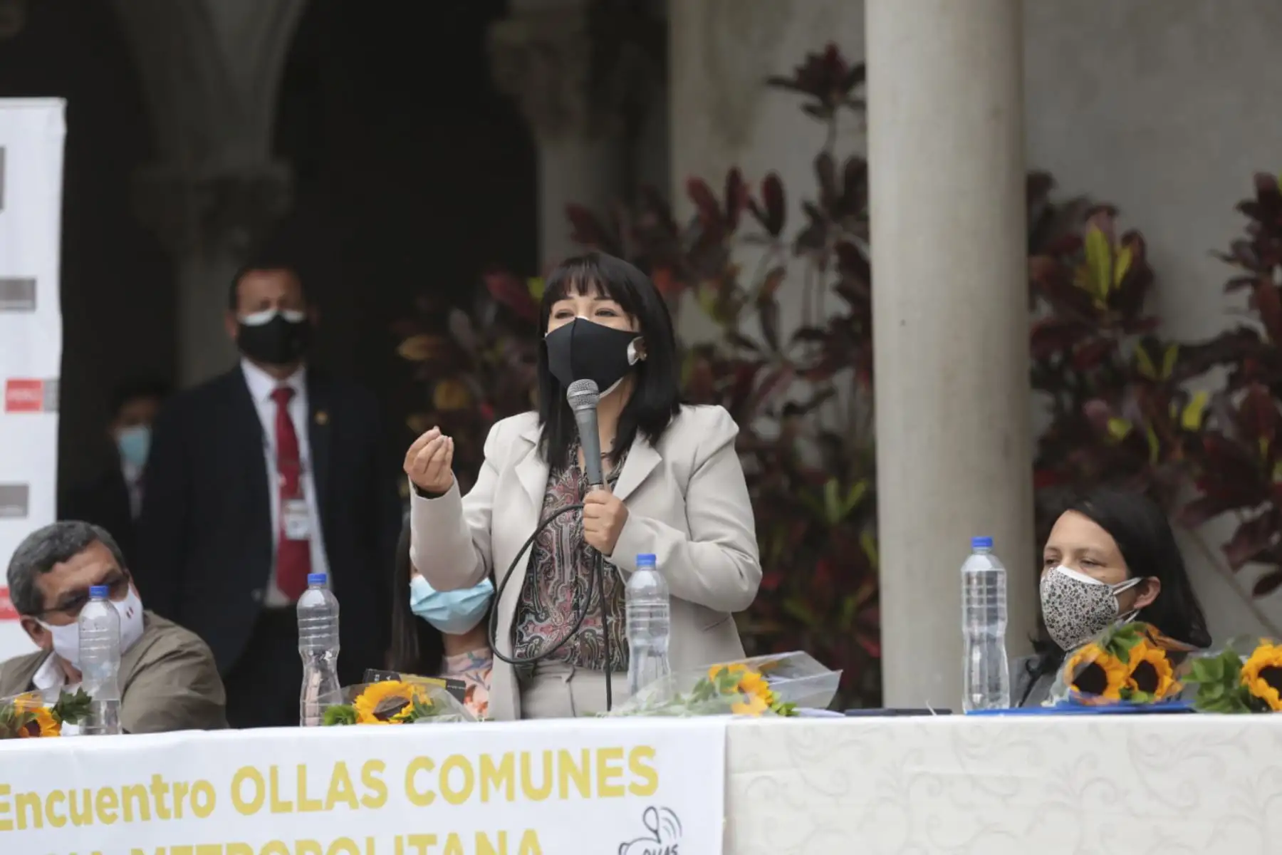 La presidenta del Consejo de Ministros, Mirtha Vásquez, participó del encuentro "Las ollas comunes y las políticas públicas alimentarias", junto a ministros de Estado y representantes de las ollas comunes de Lima. Foto: PCM