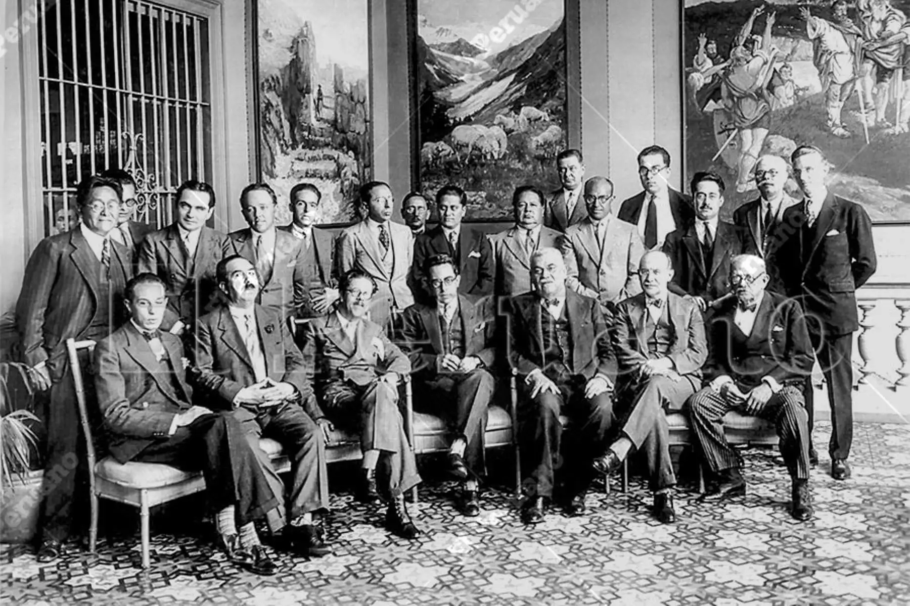 Lima - 1930. Luis Alberto Sánchez junto a Raúl Porras Barrenechea, Julio C. Tello, Jorge Basadre, Horacio Urteaga, José Gálvez, Carlos Wiesse, Manuel Abastos, Francisco García Calderón, Alejandro Deustua, Luis Valcárcel, entre otros ilustres sanmarquinos del siglo XX. Foto: Archivo Histórico El Peruano