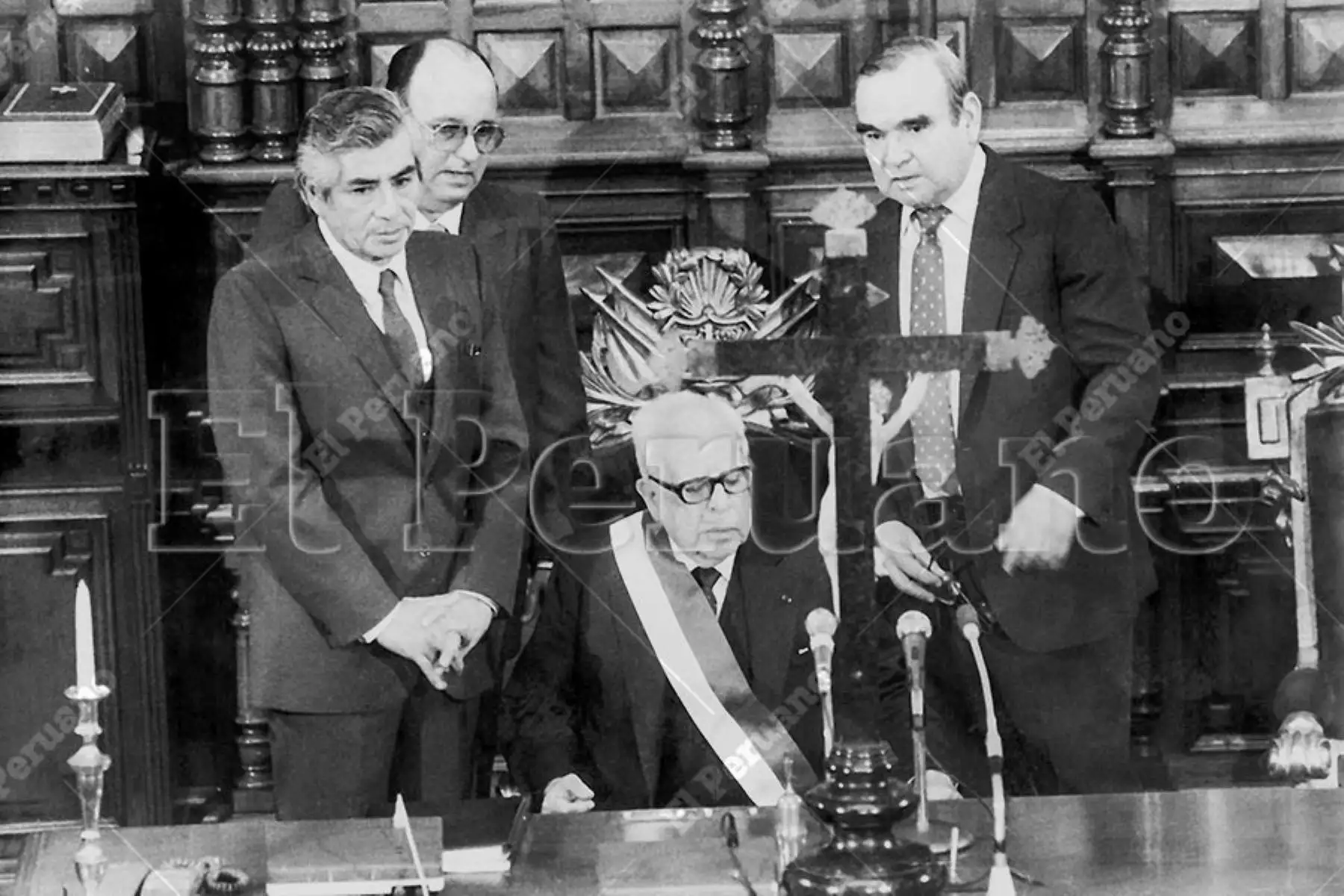 Lima - julio 1985. El presidente del Senado Luis Alberto Sánchez luce la banda presidencial a la espera de la llegada al Congreso del presidente electo Alan García Pérez. Foto: Archivo Histórico de El Peruano