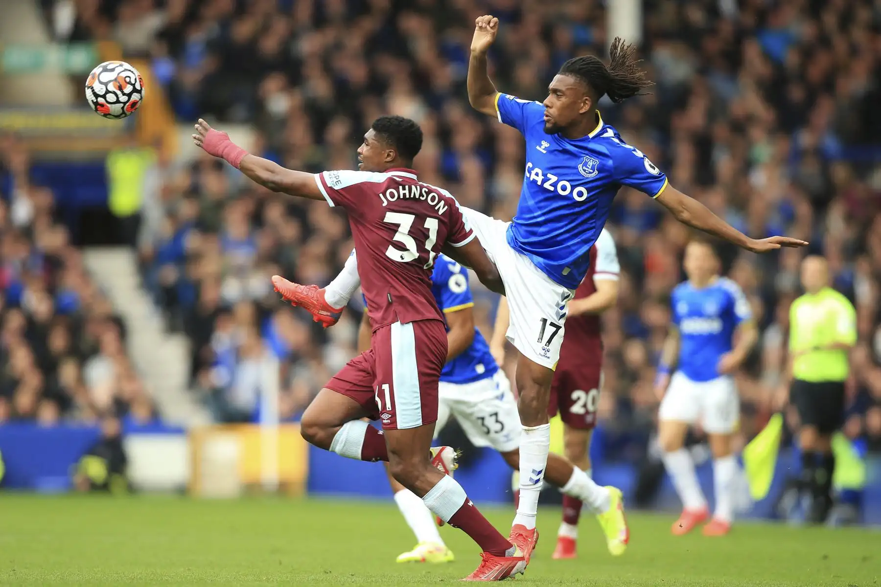El defensa inglés del West Ham United, Ben Johnson, compite con el mediocampista nigeriano del Everton, Alex Iwobi, durante el partido de la Premier League, en Goodison Park, Liverpool. Foto: AFP