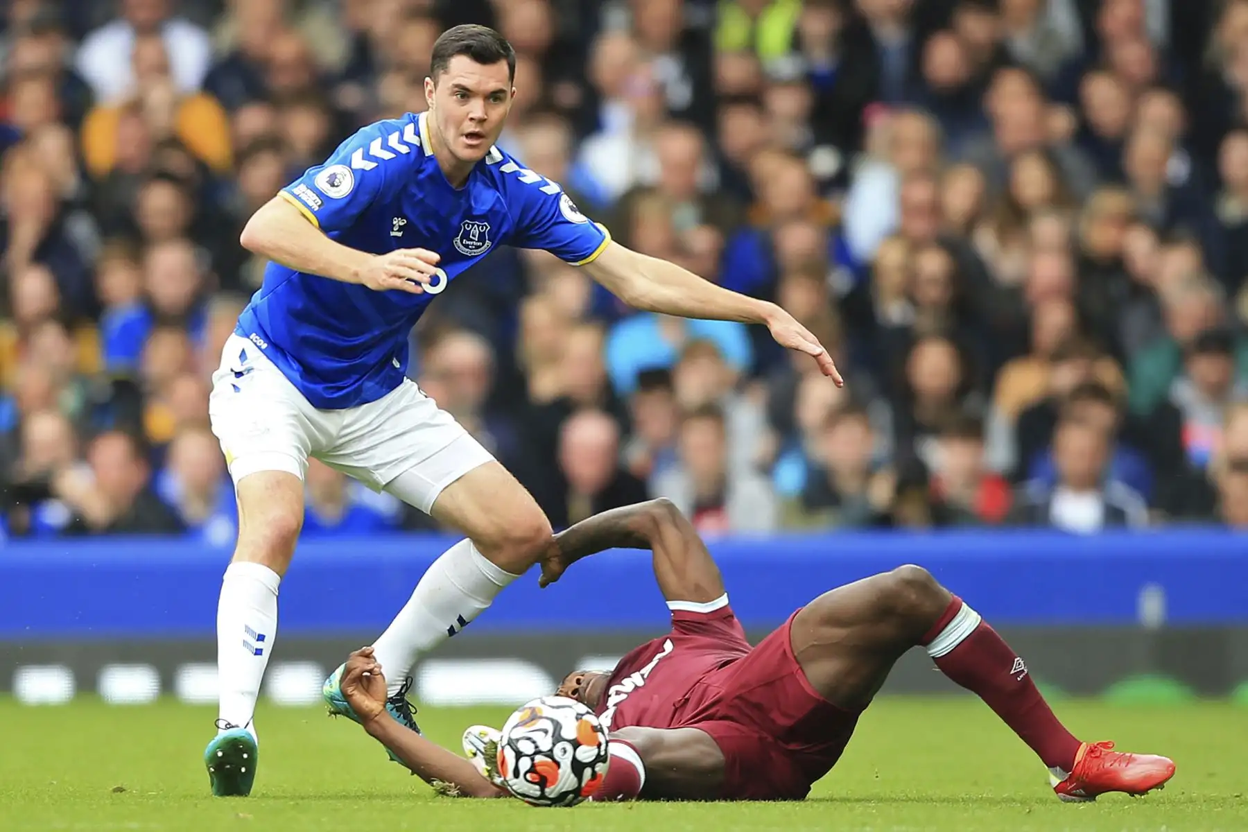 El defensor inglés del Everton, Michael Keane, compite con el mediocampista inglés del West Ham United, Michail Antonio, durante el partido de la Premier League. Foto: AFP