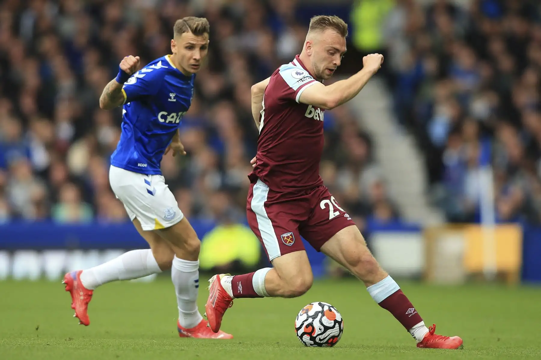 El delantero inglés del West Ham United, Jarrod Bowen, compite con el defensor francés del Everton Lucas Digne, durante el partido de la Premier League. Foto: AFP