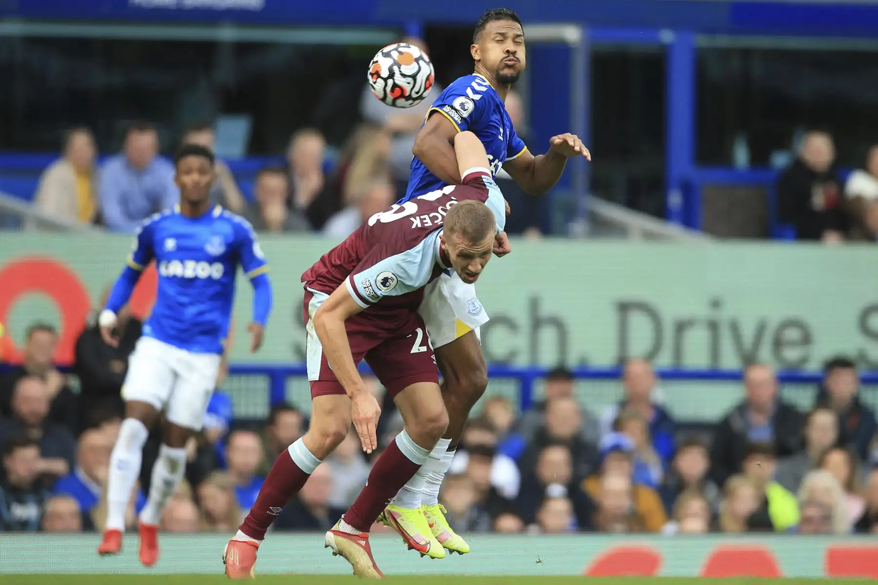 El centrocampista checo del West Ham United, Tomas Soucek, compite con el delantero venezolano del Everton, Salomon Rondon, durante el partido de la Premier League. Foto: AFP