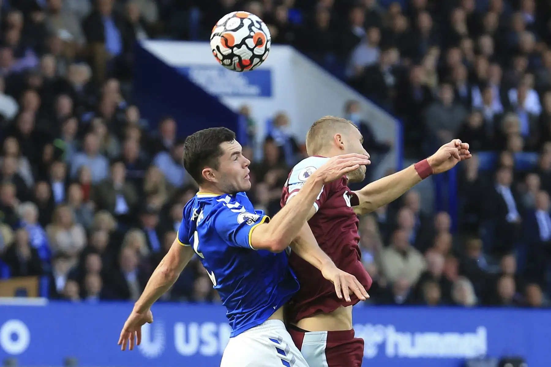 El defensor inglés del Everton Michael Keane compite con el mediocampista checo del West Ham United, Tomas Soucek durante el partido de la Premier League. Foto: AFP