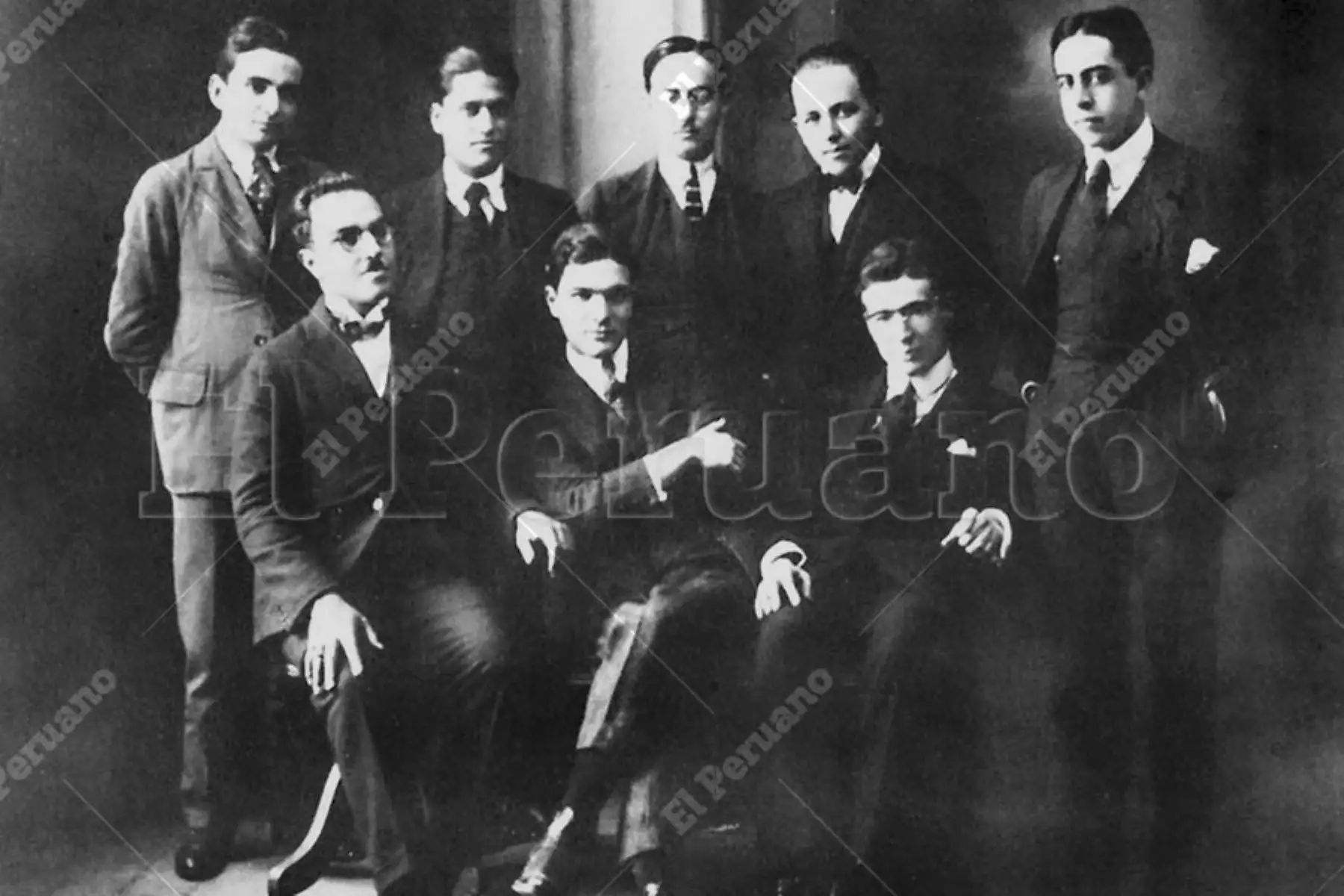 Lima - 1921. De izq a der: Jorge Basadre, Manuel G. Abastos, Ricardo Vegas García, Raúl Porras Barrenechea y Luis Alberto Sánchez; sentados: Guillermo Luna Garland, Carlos Moreyra y Paz Soldán y Jorge Guillermo Leguía. Foto: Archivo Histórico El Peruano