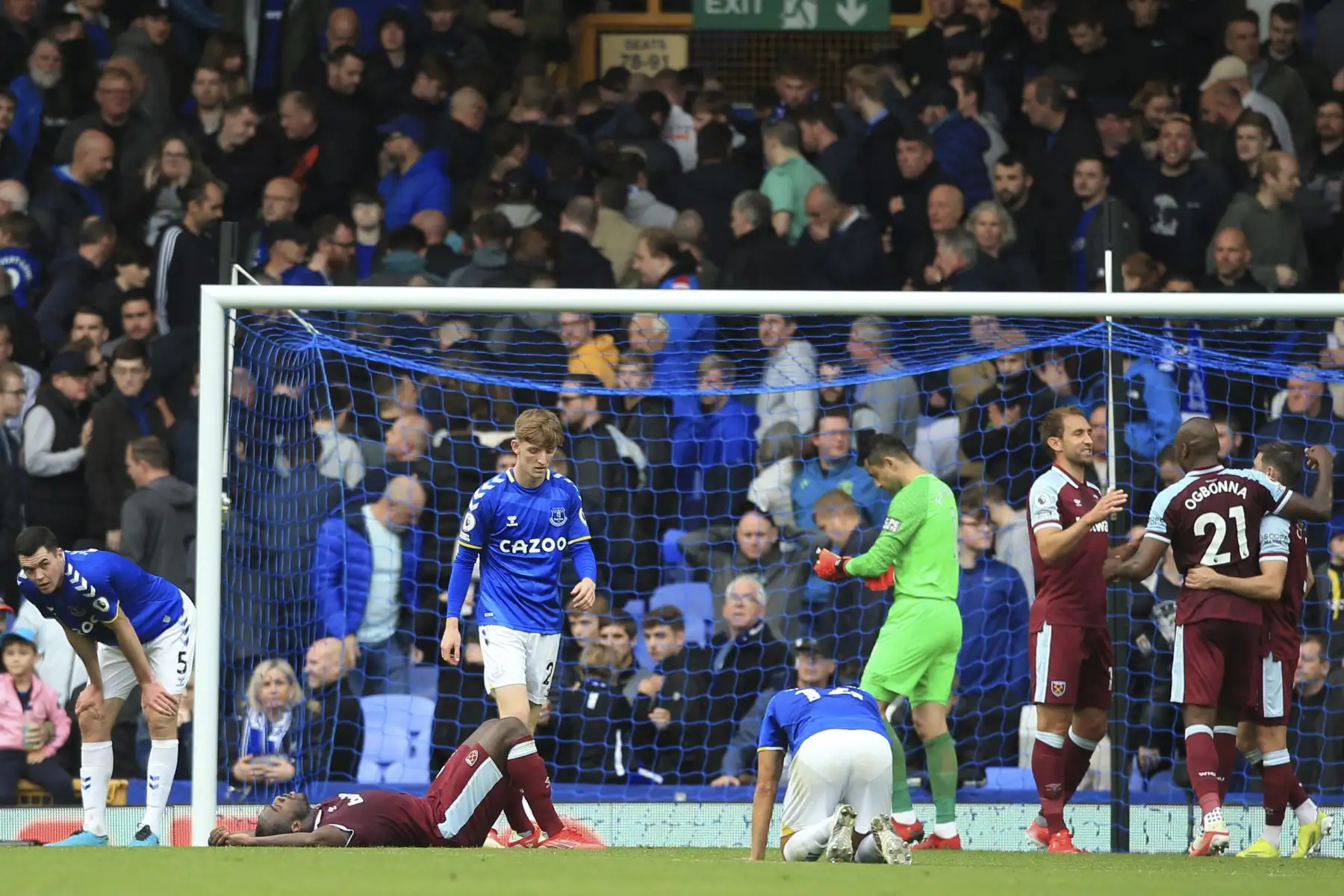 Los jugadores del West Ham reaccionan al culminar el partido de la Premier League, en Goodison Park, Liverpool. Foto: AFP