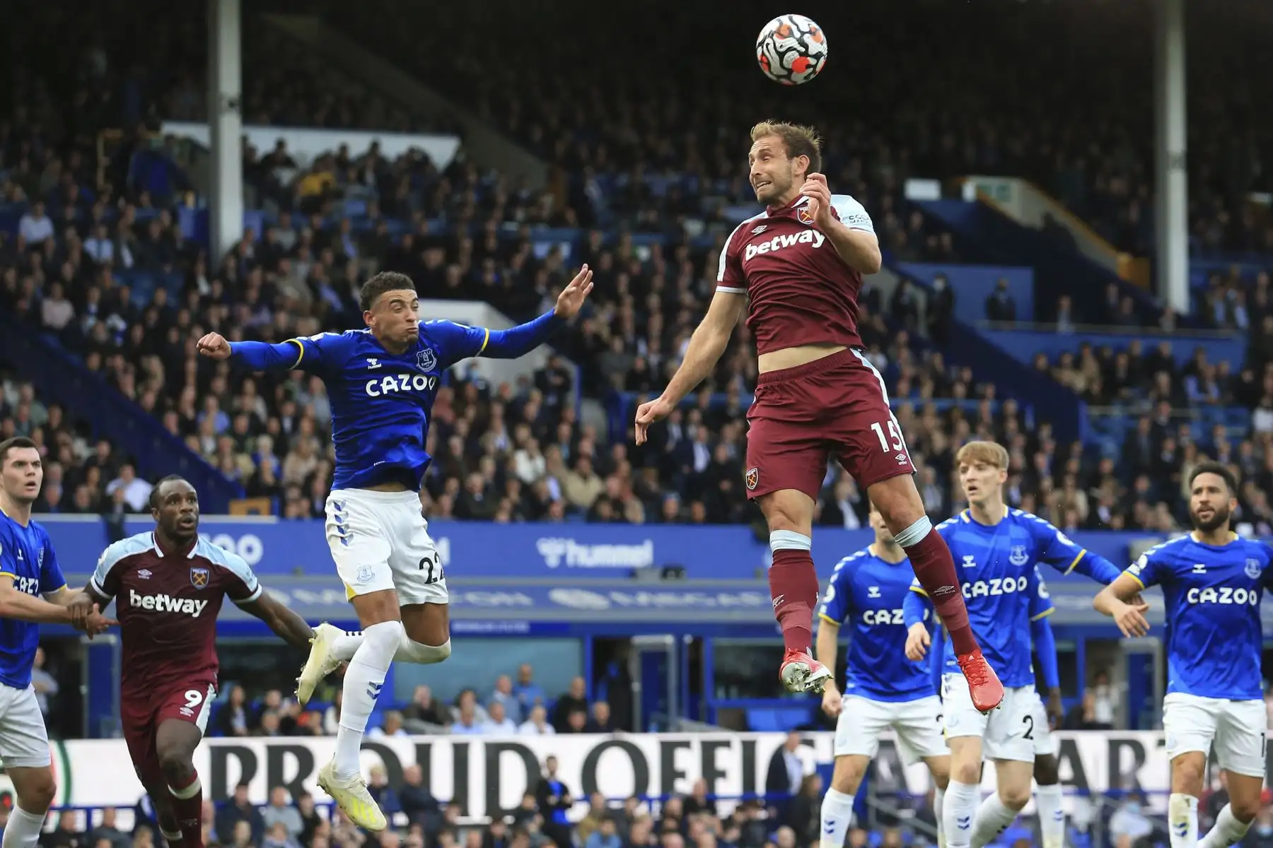 El defensa inglés del West Ham United, Craig Dawson, gana un cabezazo durante el partido de la Premier League. Foto: AFP