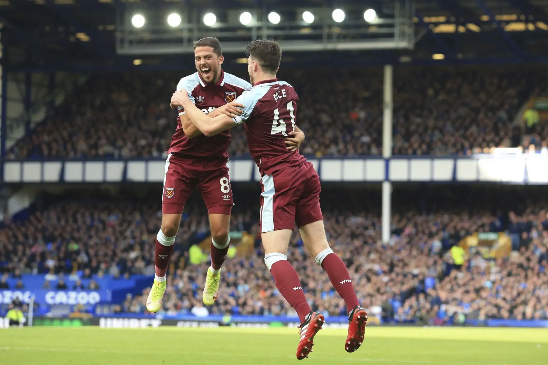 El centrocampista español del West Ham United Pablo Fornals y su compañero, Declan Rice, celebran tras anotar ante el Everton durante partido por la Premier League, en Goodison Park, Liverpool. Foto: AFP