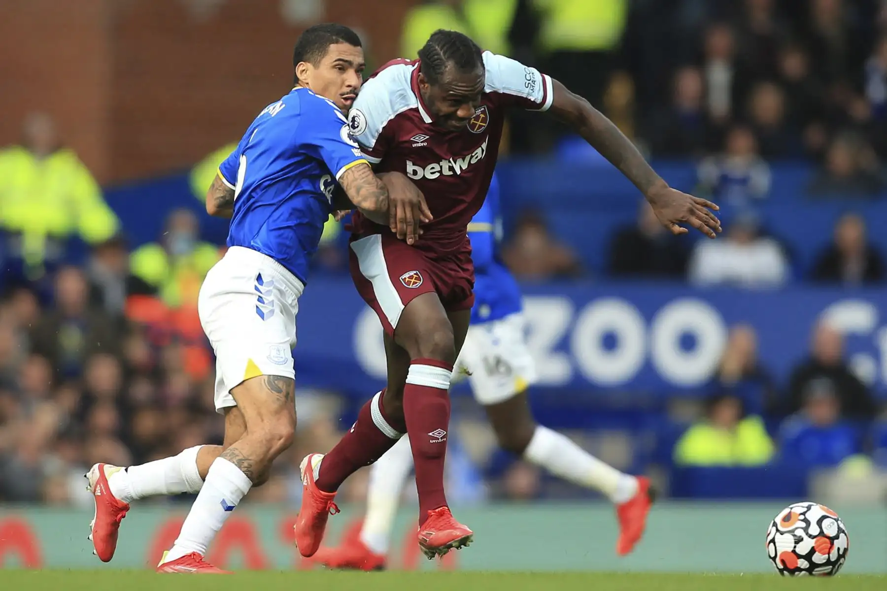 El centrocampista brasileño del Everton, Allan, compite con el mediocampista inglés del West Ham United, Michail Antonio, durante el partido de la Premier League. Foto: AFP