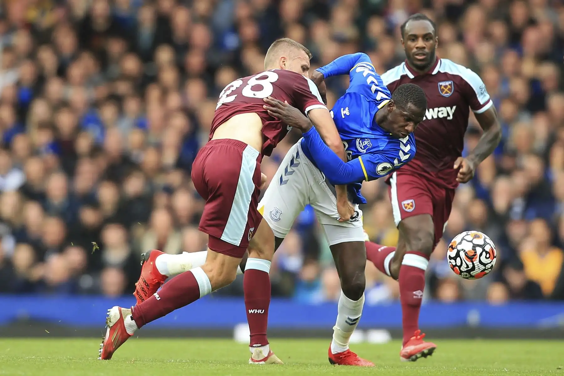 El centrocampista checo del West Ham United, Tomas Soucek, compite con el mediocampista francés del Everton, Abdoulaye Doucoure, durante el partido de la Premier League. Foto: AFP