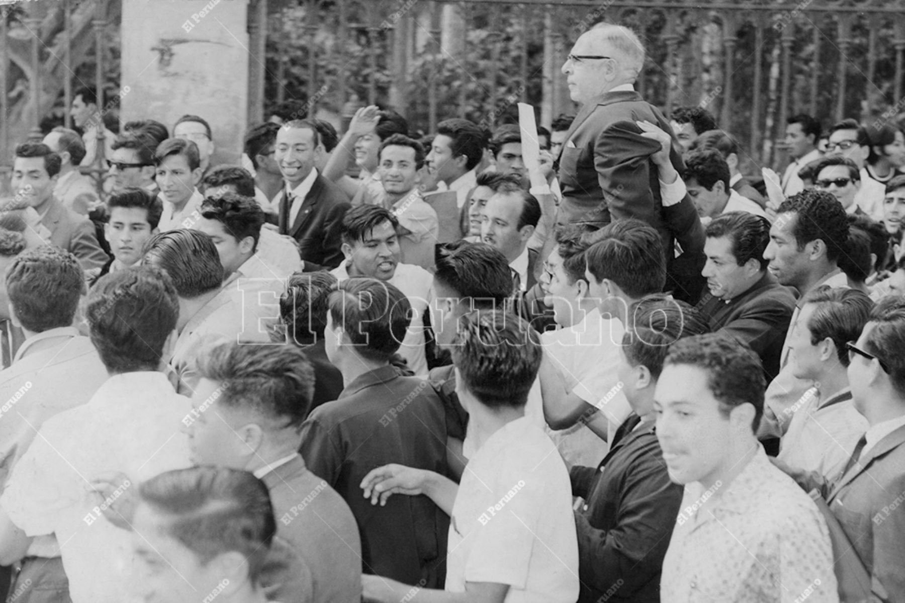 Lima - 20 abril 1966. El doctor Luis Alberto Sánchez  cargado en hombros por un grupo de alumnos luego de ser elegido, por tercera vez, rector de la Universidad Nacional Mayor de San Marcos. Foto: Archivo Histórico de El Peruano