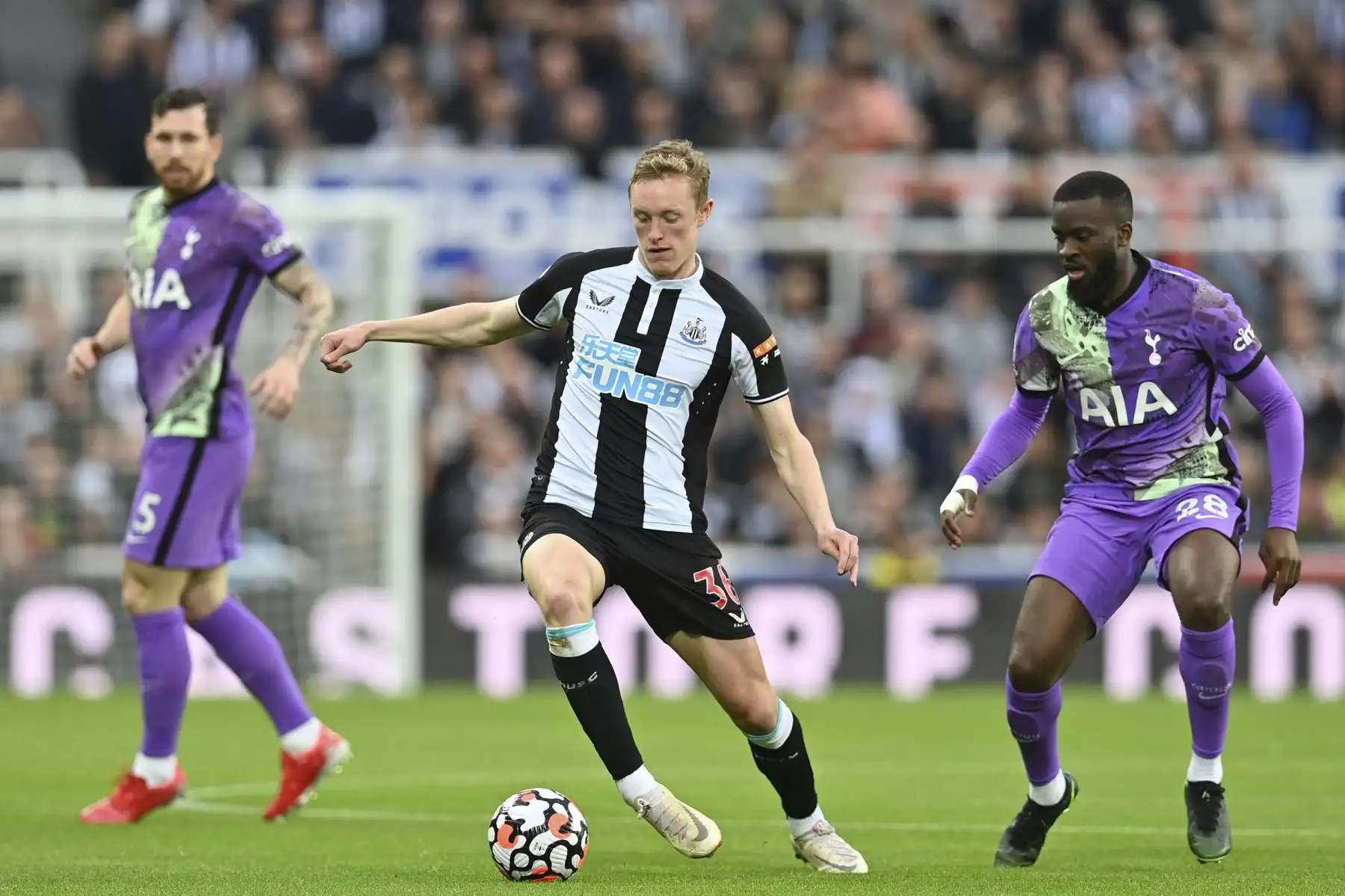 El centrocampista inglés del Newcastle United Sean Longstaff controla el balón durante el partido de la Premier League. Foto: AFP