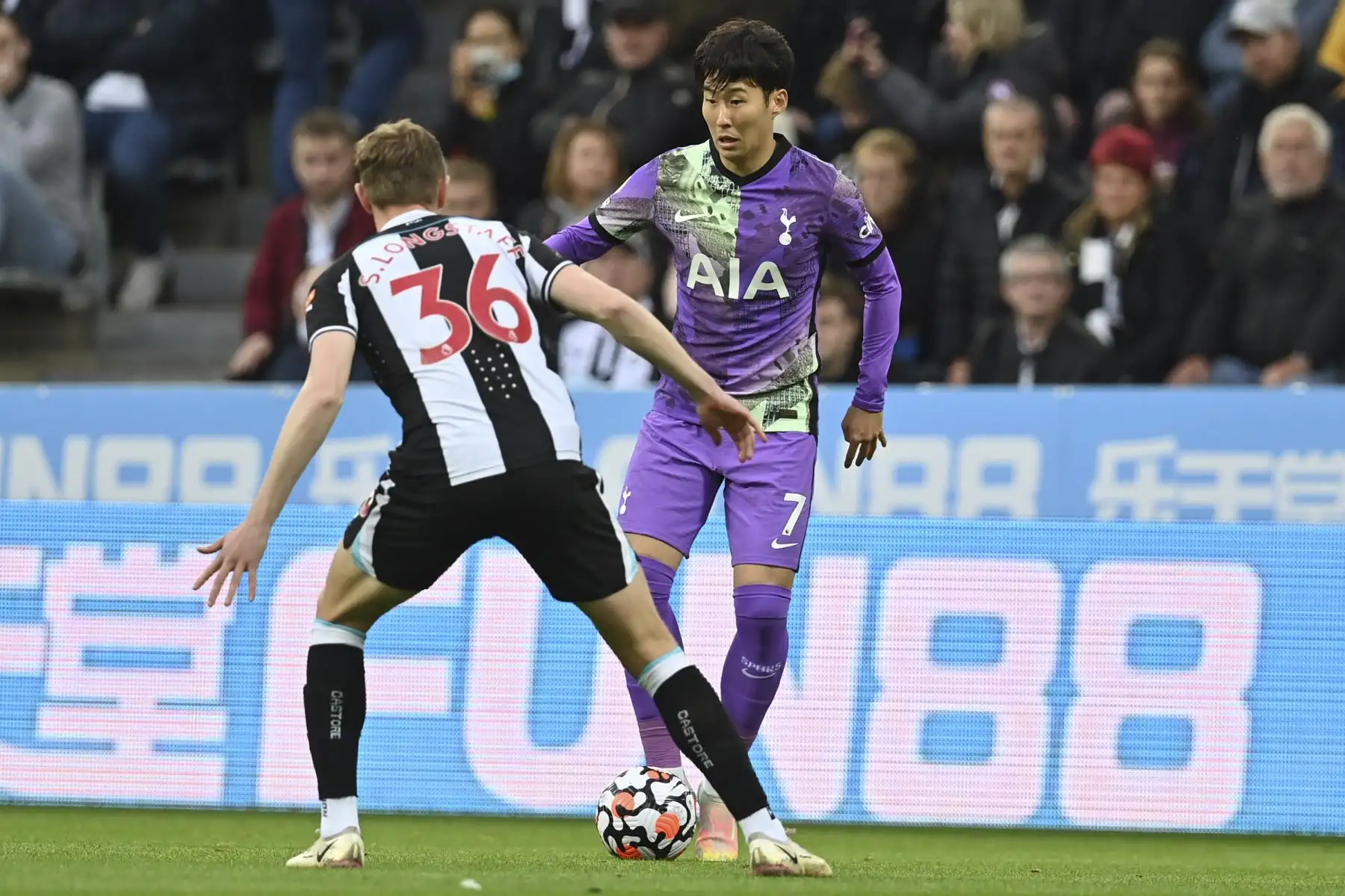 El delantero surcoreano del Tottenham Son Heung-Min compite con el centrocampista inglés del Newcastle United Sean Longstaff durante el partido de la Premier League. Foto: AFP