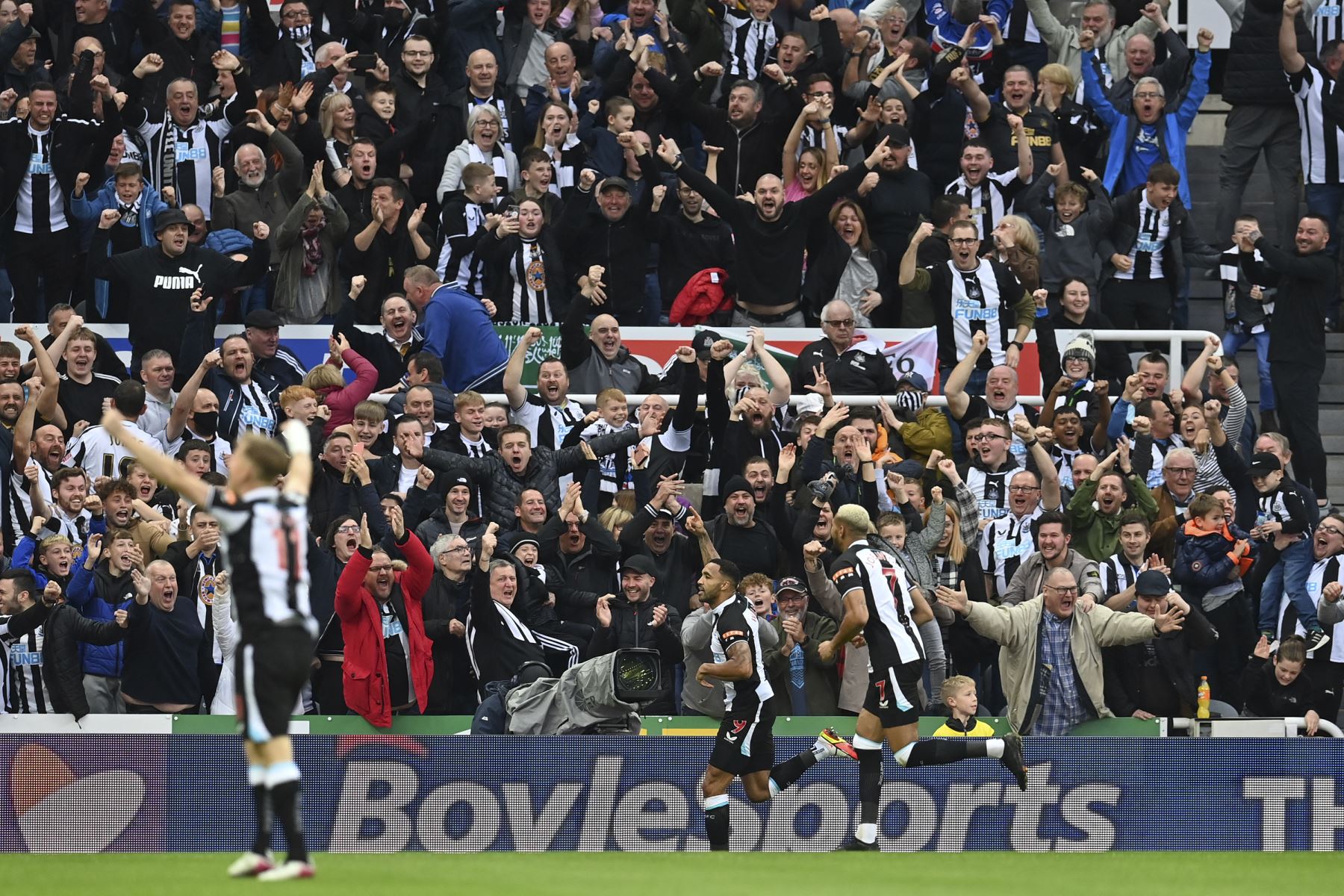 El delantero inglés del Newcastle United, Callum Wilson, celebra frente a sus seguidores después de marcar su primer gol durante el partido de la Premier League. Foto: AFP