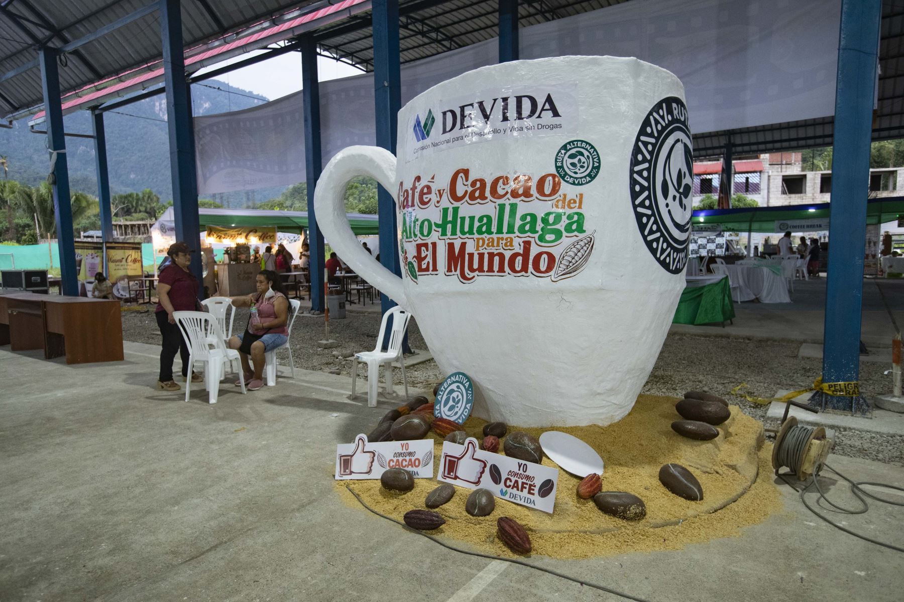 Degustación y presentación de productos regionales y derivados de café y cacao de 5 emprendedores de la zona en la Feria Regional de Tingo María. Foto: ANDINA/Carla Patiño