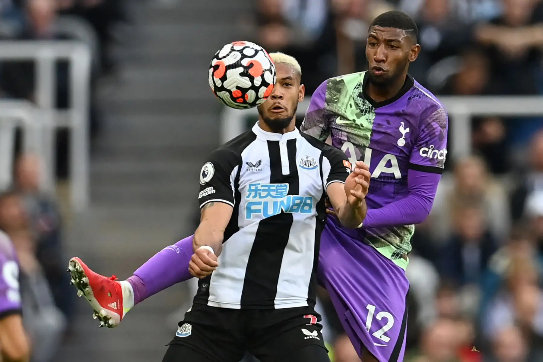 El delantero brasileño del Newcastle United Joelinton compite con el defensor brasileño del Tottenham Hotspur Emerson Royal durante el partido de la Premier League. Foto: AFP