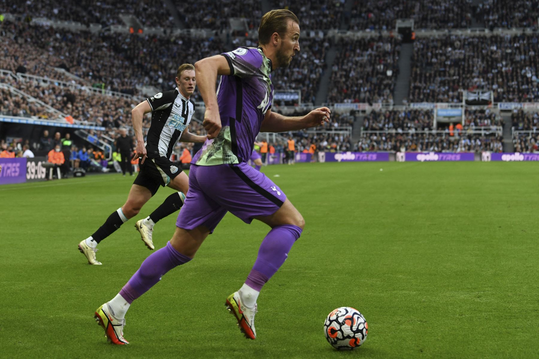 El delantero inglés del Tottenham Hotspur, Harry Kane, conduce el balón durante el partido de la Premier League. Foto: AFP