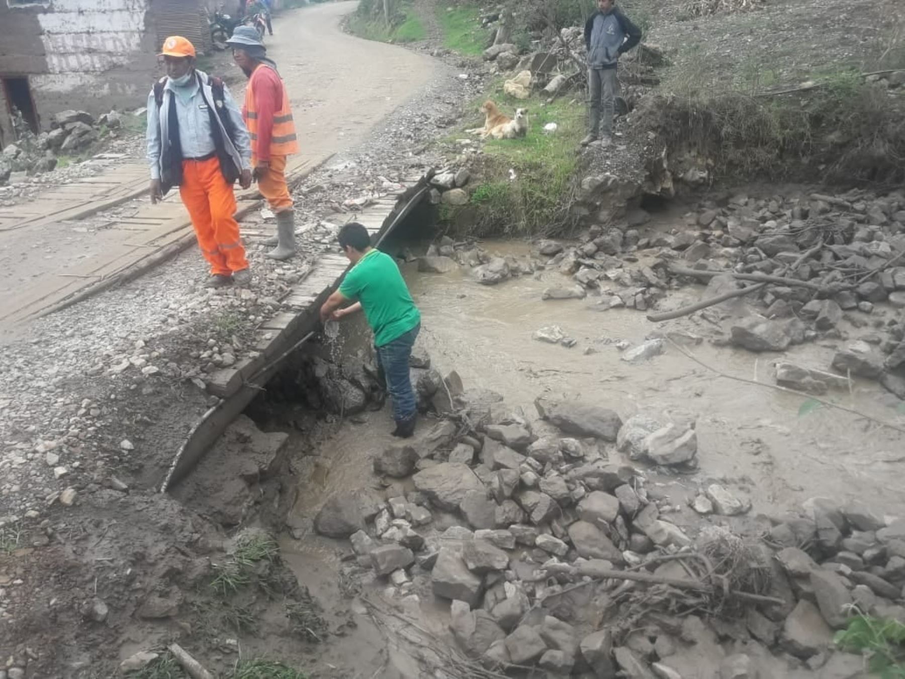 Lluvias intensas activan quebrada Parcorajra en la provincia de Pomabamba, región Áncash, y causan daños en una vivienda, un puente y un canal de riego. Foto: ANDINA/Difusión.