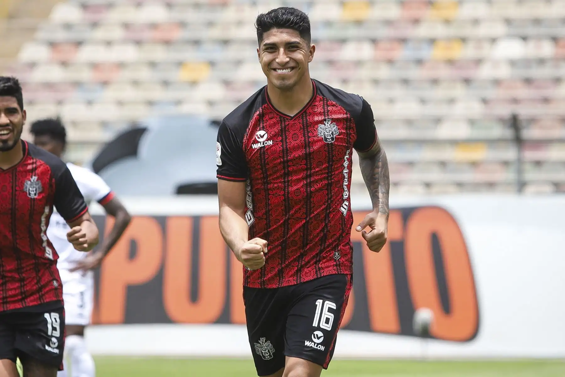 L. Iberico del Melgar FC celebra tras anotar ante San Martín durante partido por la fecha 15 de la Liga 1, en el Estadio Monumental. Foto: Liga 1