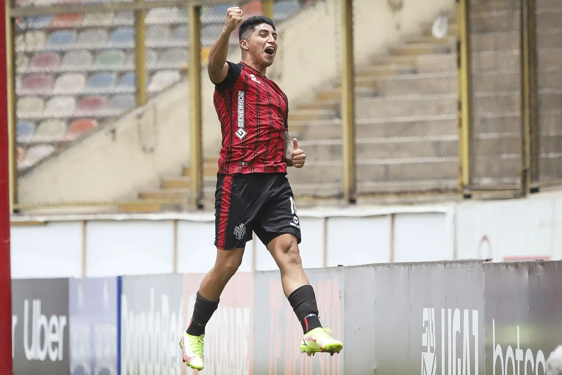 L. Iberico del Melgar FC celebra tras anotar ante San Martín durante partido por la fecha 15 de la Liga 1, en el Estadio Monumental. Foto: Liga 1