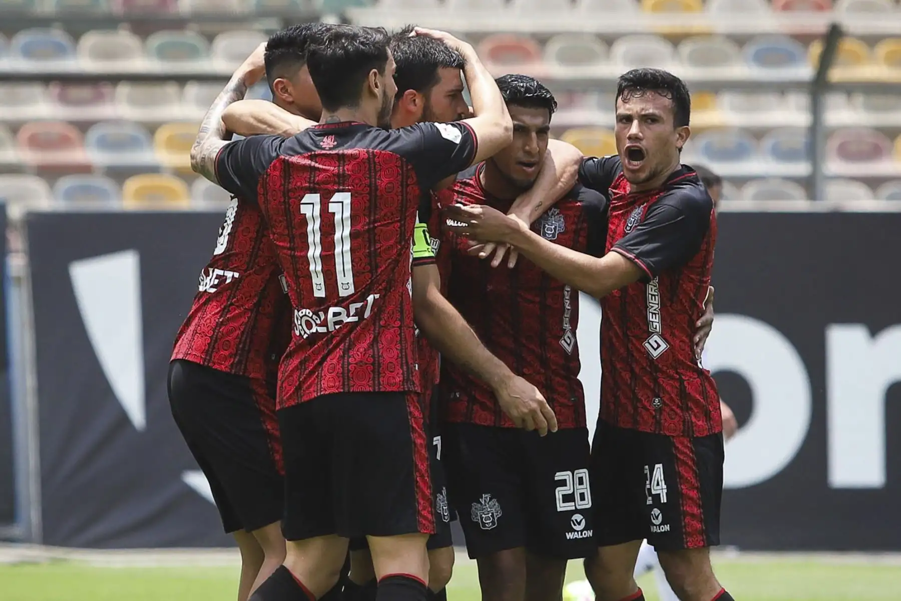 Bernardo Cuesta del Melgar FC celebra con sus compañeros tras anotar ante San Martín durante partido por la fecha 15 de la Liga 1, en el Estadio Monumental. Foto: Liga 1