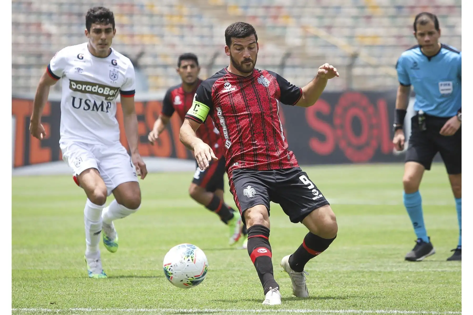 B. Cuesta del Melgar FC disputa el balón ante la marca de su rival de la San Martín durante partido por la fecha 15 de la Liga 1, en el Estadio Monumental. Foto: Liga 1
