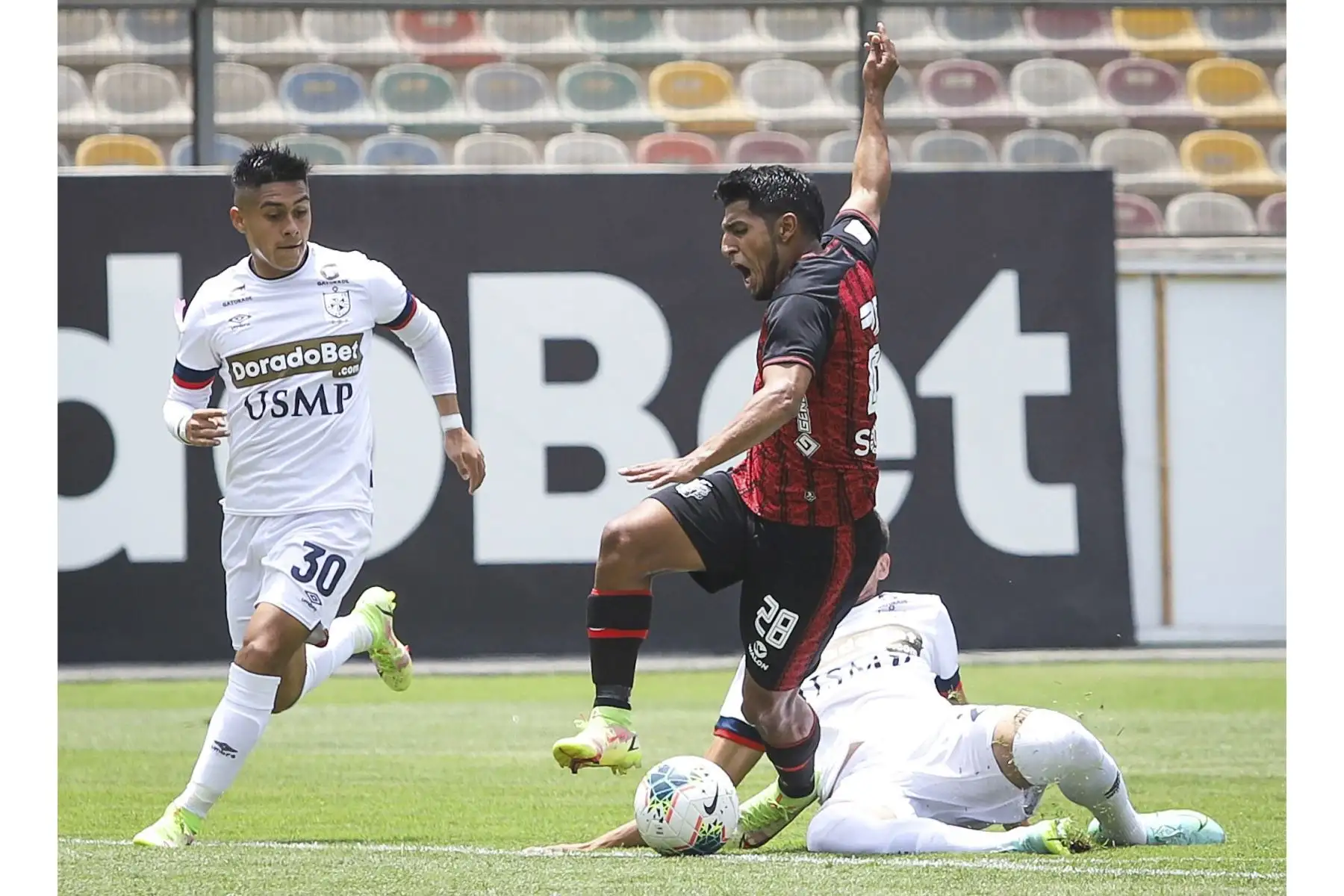 A. Arias Melgar FC disputa el balón ante M. Llontoo de la San Martín durante partido por la fecha 15 de la Liga 1, en el Estadio Monumental. Foto: Liga 1
