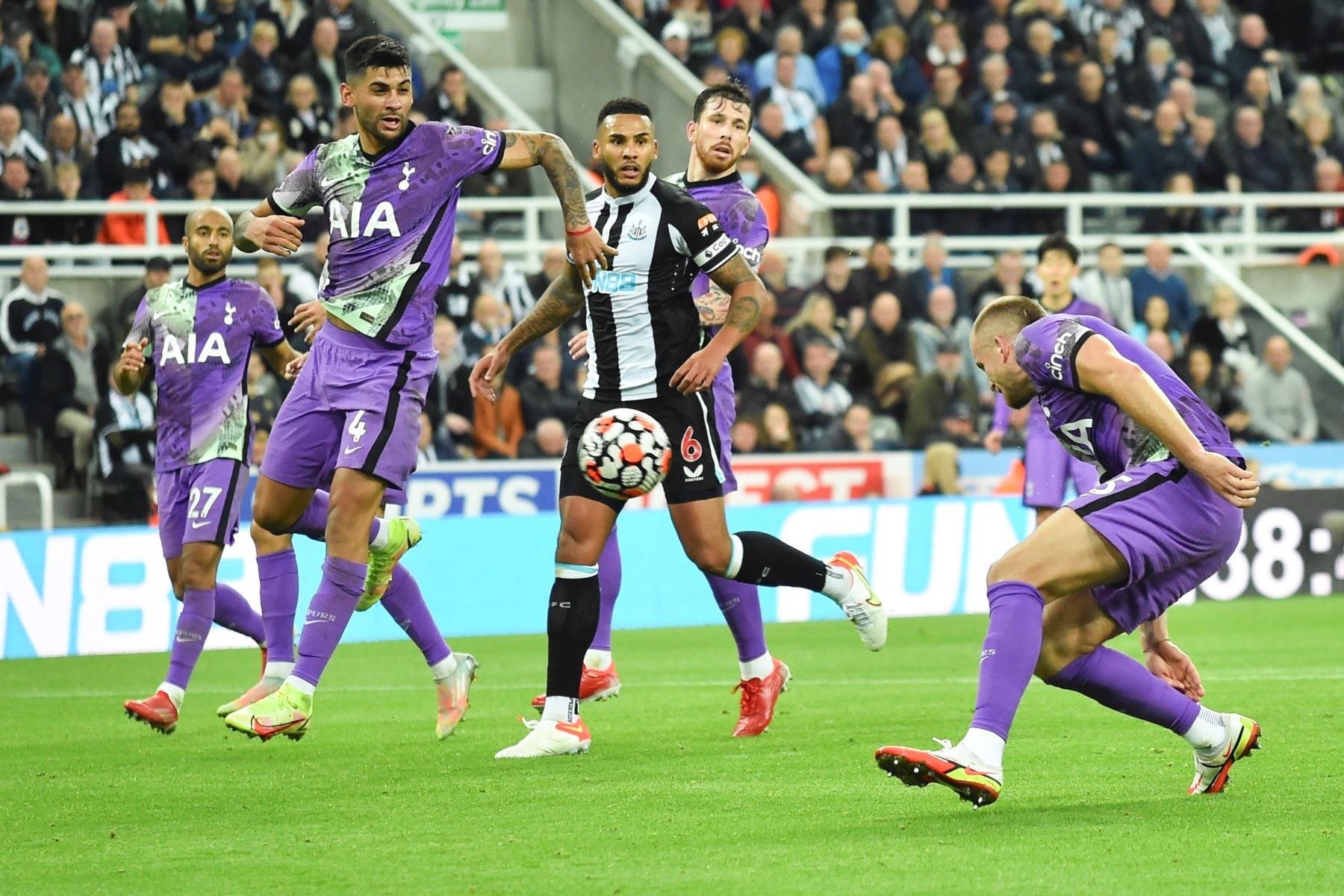 Eric Dier del Tottenham marca un gol en propia meta durante el partido ante el Newcastle por la Premier League. Foto: EFE