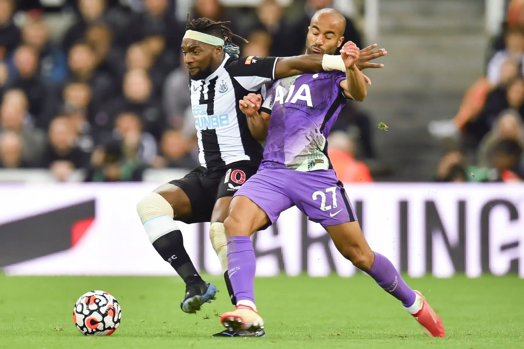Allan Saint-Maximin del Newcastle en acción contra Lucas Moura del Tottenham durante el partido de la Premier League. Foto: EFE