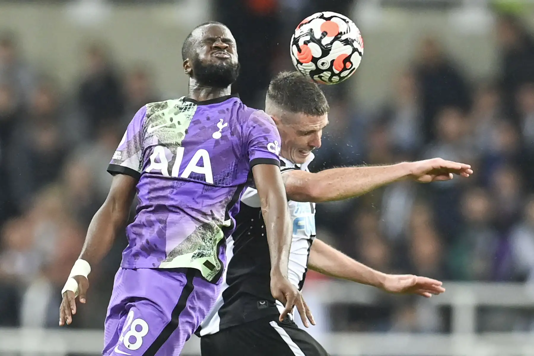 El centrocampista francés del Tottenham Tanguy Ndombele compite con el defensor irlandés del Newcastle United Ciaran Clark durante el partido de la Premier League. Foto: AFP