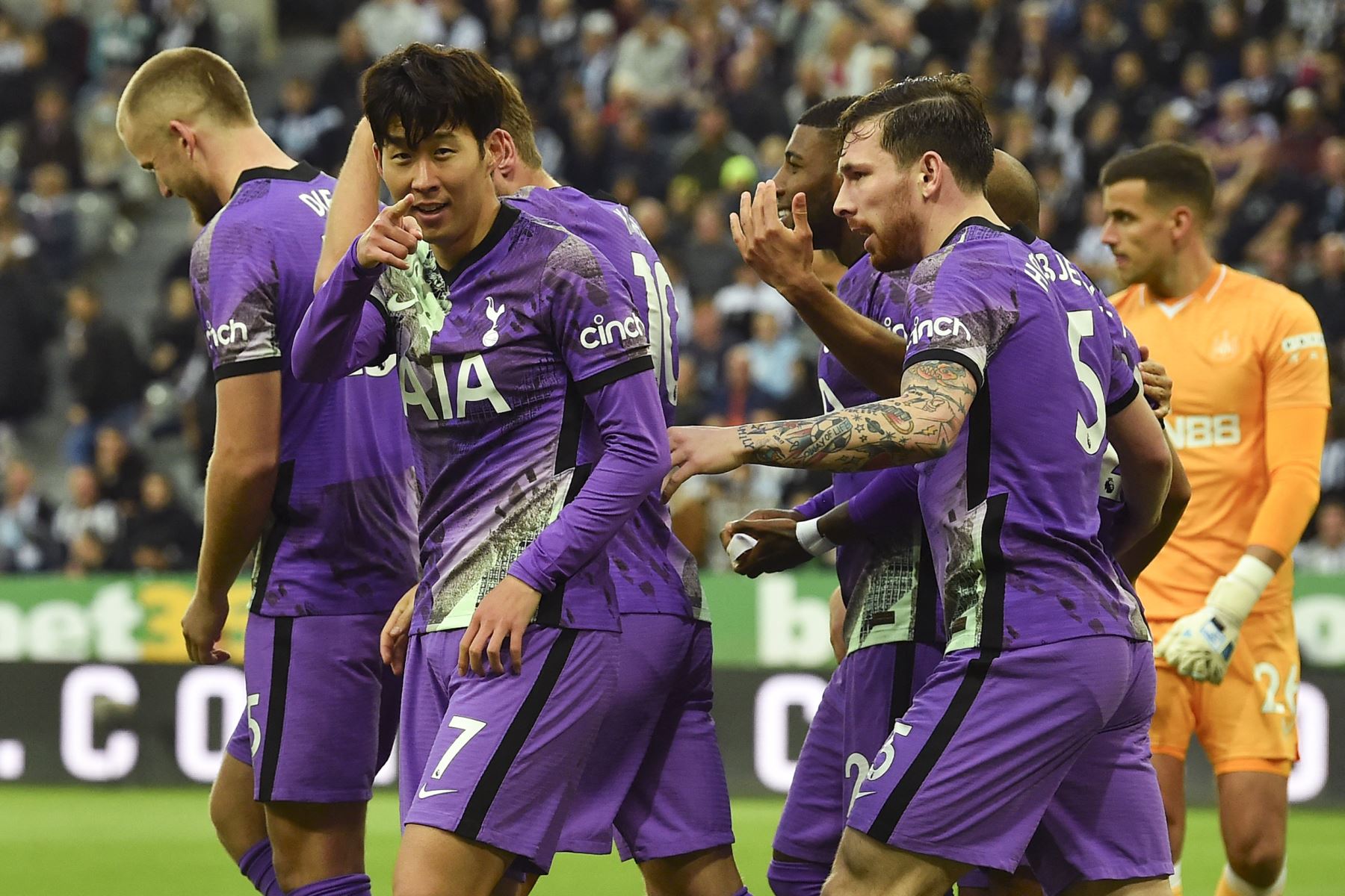 El delantero surcoreano del Tottenham, Son Heung-Min, celebra con sus compañeros de equipo después de anotar su tercer gol ante Newcastle durante el partido de la Premier League. Foto: AFP