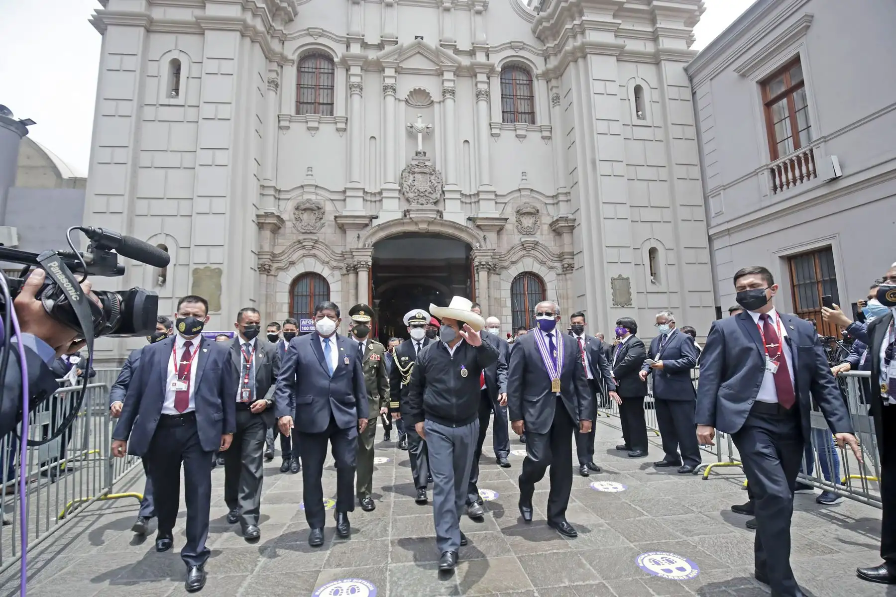 El presidente de la República, Pedro Castillo, junto a ministros de Estado, participa en la Misa por la Nación, en la iglesia Las Nazarenas. Foto: ANDINA/Prensa Presidencia