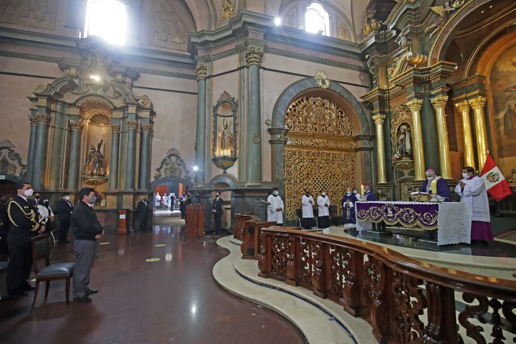 El presidente de la República, Pedro Castillo, junto a ministros de Estado, participa en la Misa por la Nación, en la iglesia Las Nazarenas. Foto: ANDINA/Prensa Presidencia