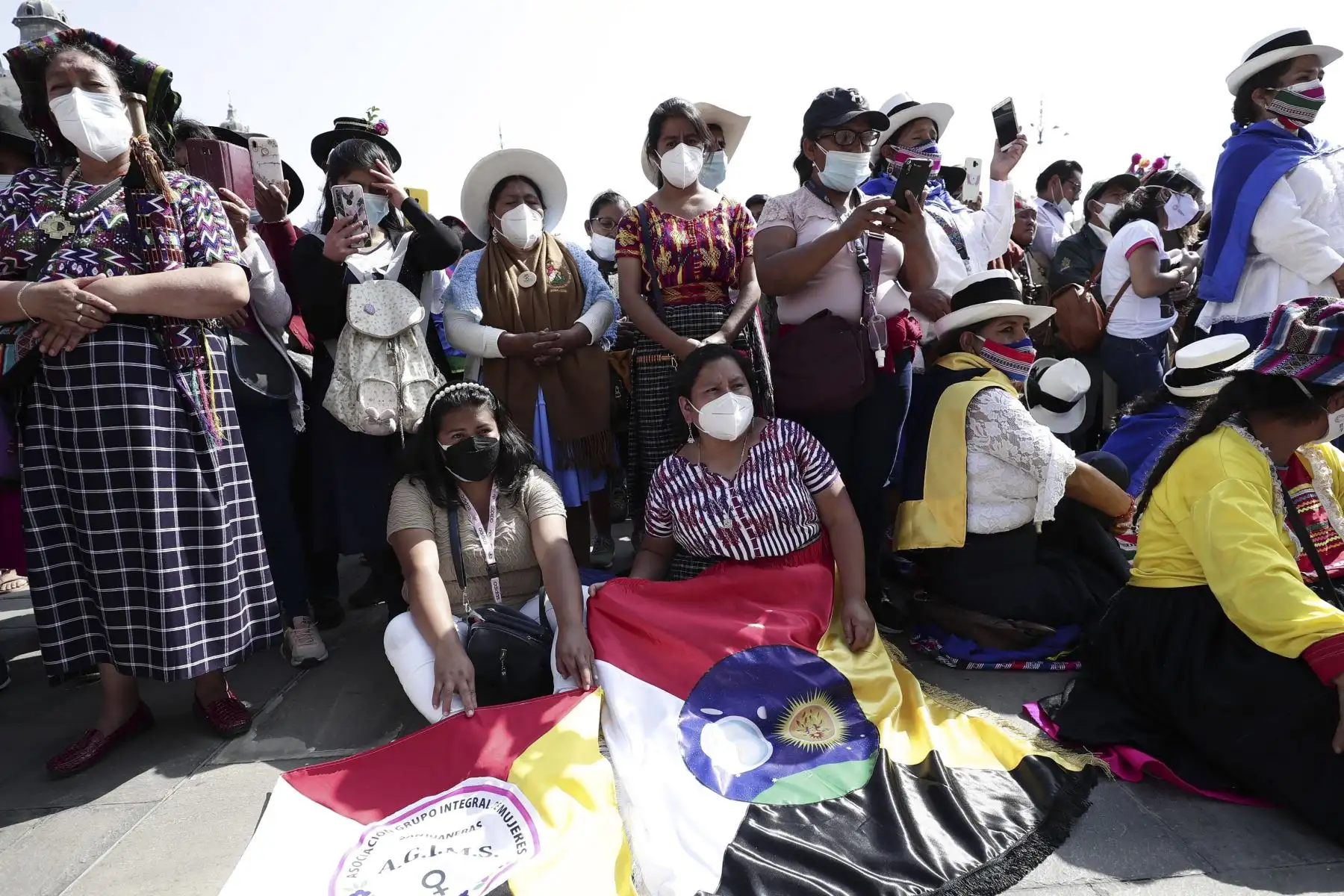 La primera dama de la Nación, Lilia Paredes Navarro, fue invitada por la Federación Nacional de Mujeres Campesinas, Artesanas, Indígenas, Nativas del Perú (FENMUCARINAP) a participar de la siembra de la "Semilla de todas las sangres". Las semillas son fuente de vida, aseguran la alimentación, diversidad y revaloran las culturas, por ello se busca resaltar el trabajo de nuestras heroínas que luchan contra el hambre por el bien de todos. Foto: ANDINA/Prensa Presidencia