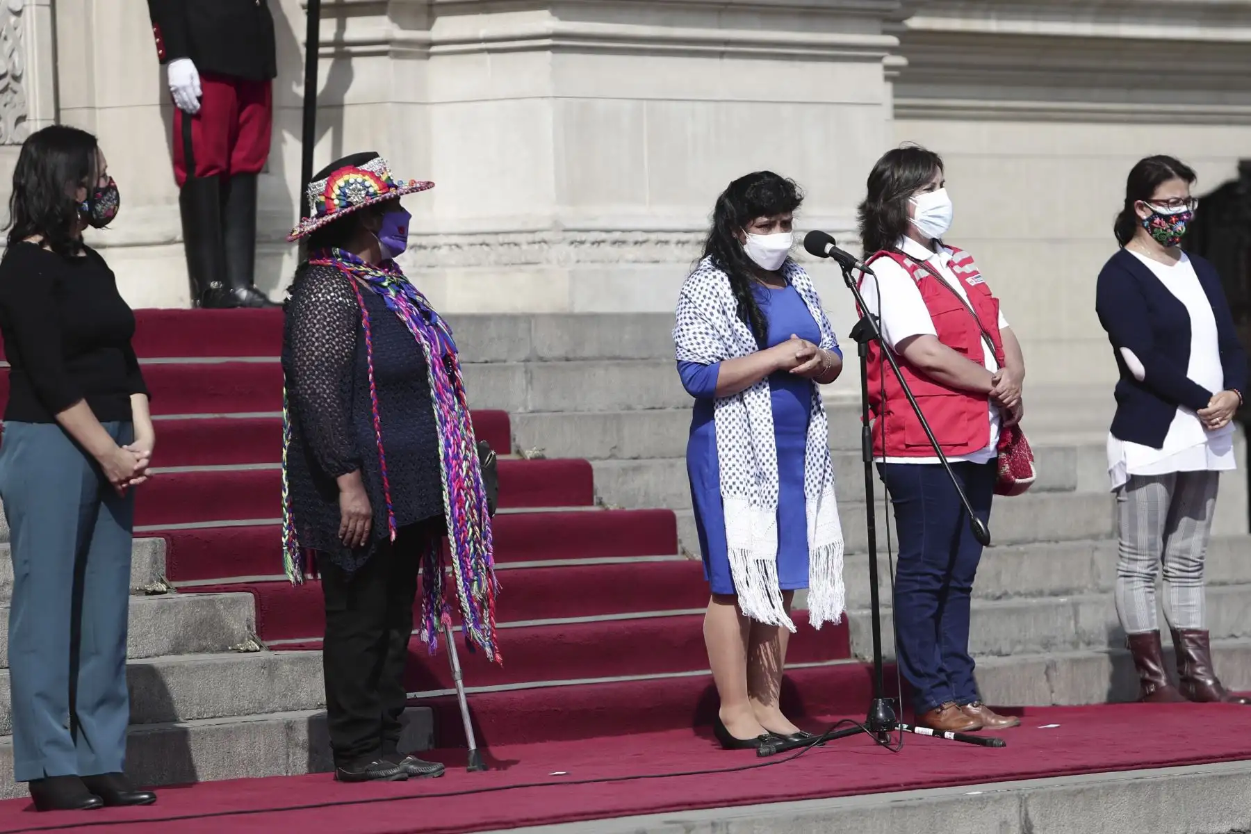 La primera dama de la Nación, Lilia Paredes Navarro, fue invitada por la Federación Nacional de Mujeres Campesinas, Artesanas, Indígenas, Nativas del Perú (FENMUCARINAP) a participar de la siembra de la "Semilla de todas las sangres". Las semillas son fuente de vida, aseguran la alimentación, diversidad y revaloran las culturas, por ello se busca resaltar el trabajo de nuestras heroínas que luchan contra el hambre por el bien de todos. Foto: ANDINA/Prensa Presidencia