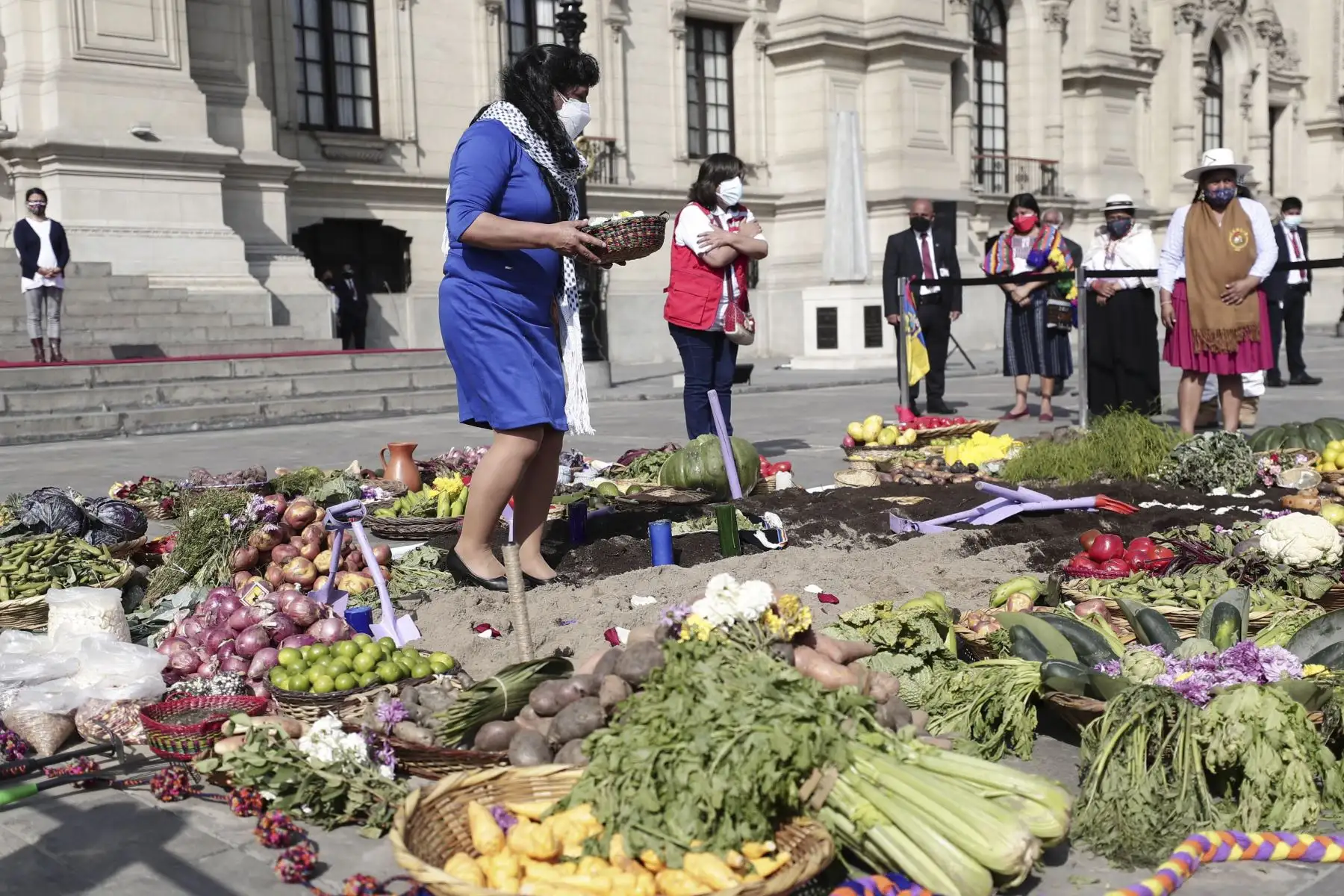 La primera dama de la Nación, Lilia Paredes Navarro, fue invitada por la Federación Nacional de Mujeres Campesinas, Artesanas, Indígenas, Nativas del Perú (FENMUCARINAP) a participar de la siembra de la "Semilla de todas las sangres". Las semillas son fuente de vida, aseguran la alimentación, diversidad y revaloran las culturas, por ello se busca resaltar el trabajo de nuestras heroínas que luchan contra el hambre por el bien de todos. Foto: ANDINA/Prensa Presidencia