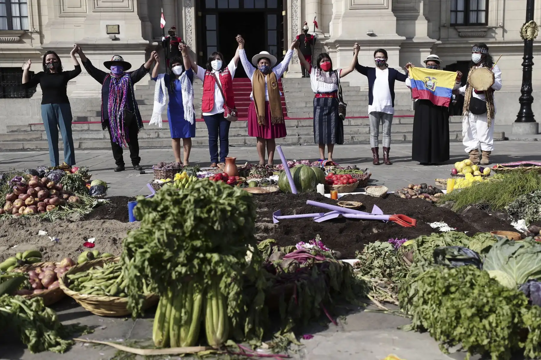 La primera dama de la Nación, Lilia Paredes Navarro, fue invitada por la Federación Nacional de Mujeres Campesinas, Artesanas, Indígenas, Nativas del Perú (FENMUCARINAP) a participar de la siembra de la "Semilla de todas las sangres". Las semillas son fuente de vida, aseguran la alimentación, diversidad y revaloran las culturas, por ello se busca resaltar el trabajo de nuestras heroínas que luchan contra el hambre por el bien de todos. Foto: ANDINA/Prensa Presidencia