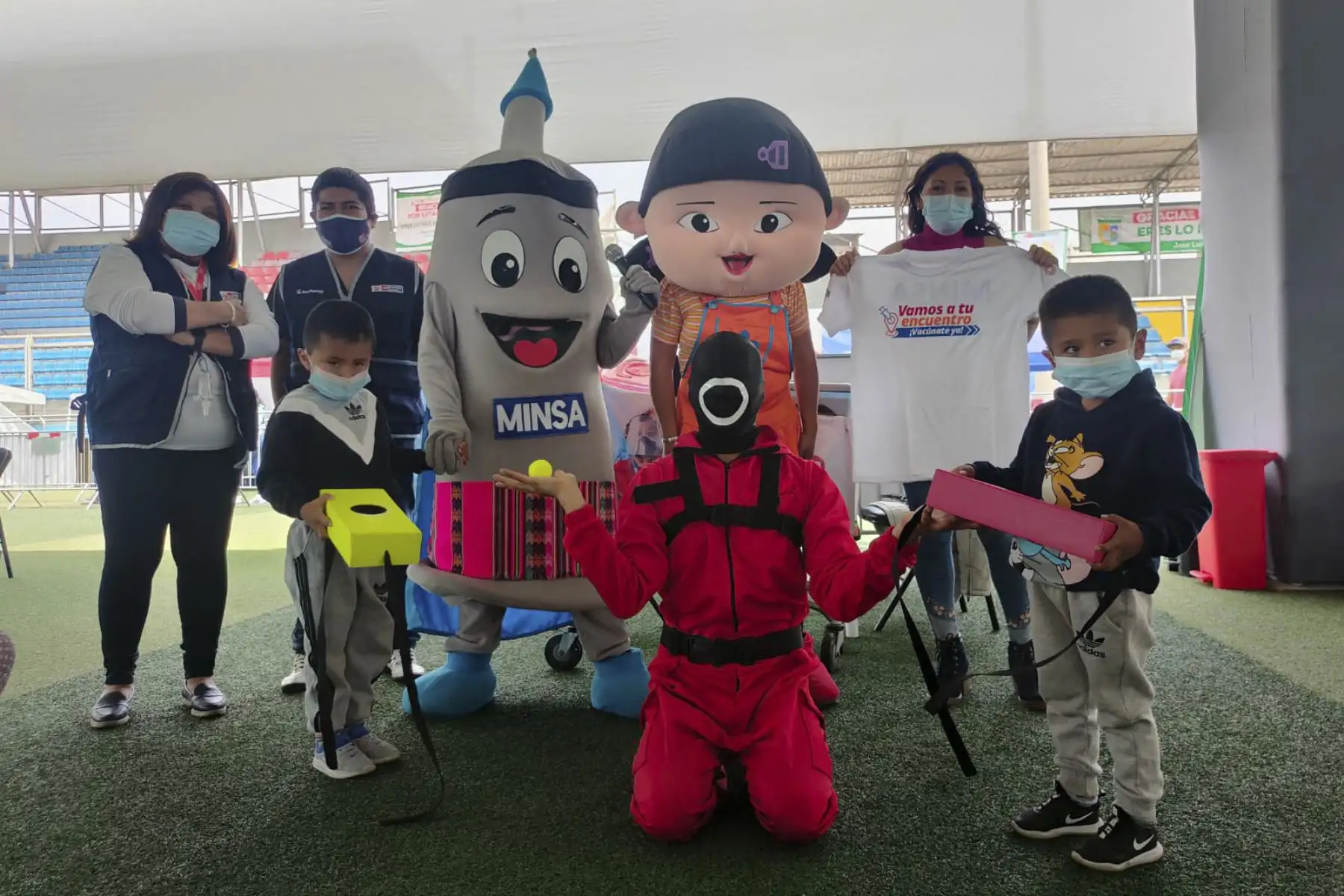 Desde el Estadio Chancas de Andahuaylas en Santa Anita se dio inicio a los "Juegos VacunaFest" bajo el lema “Vacúnate, juega, canta y baila” para fortalecer la vacunación contra la covid-19 desde los 18 años. Foto: Minsa
