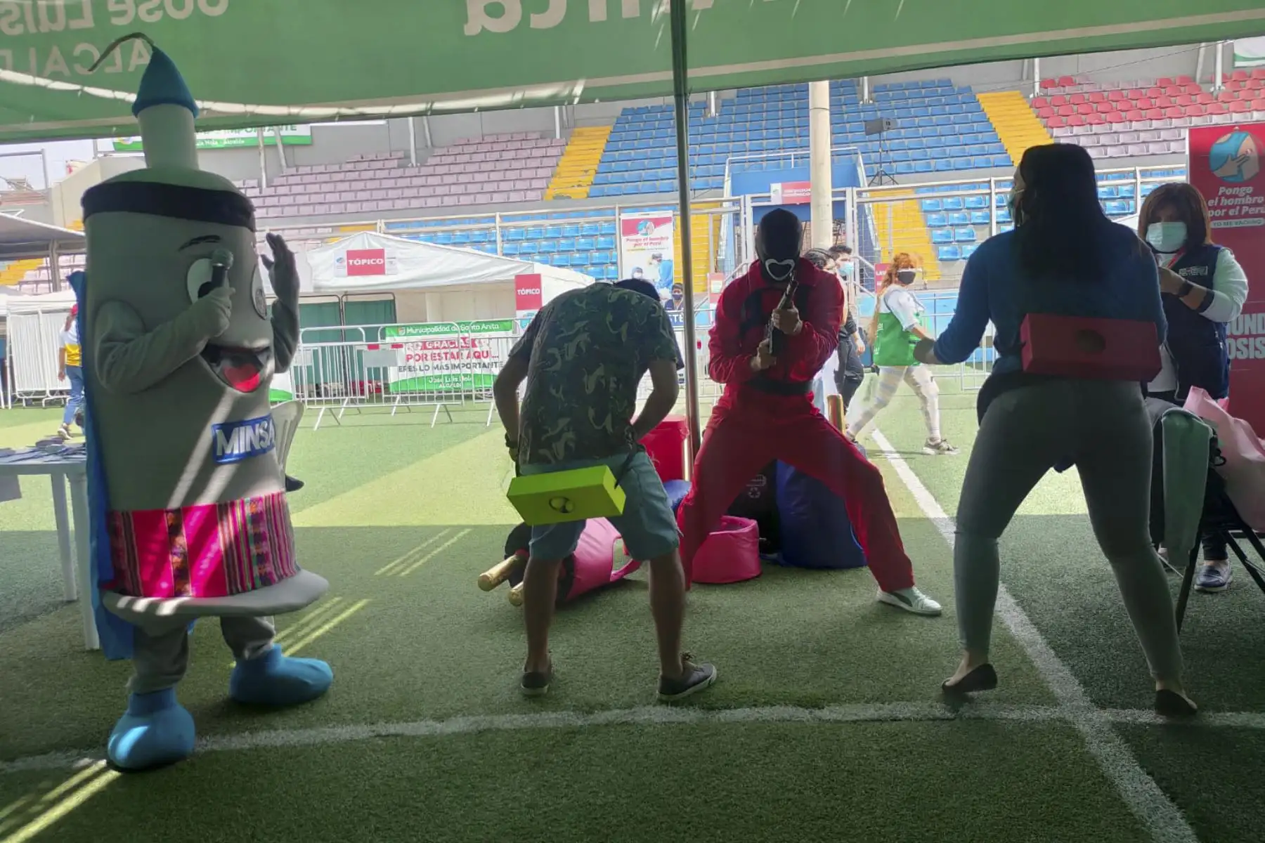 Desde el Estadio Chancas de Andahuaylas en Santa Anita se dio inicio a los "Juegos VacunaFest" bajo el lema “Vacúnate, juega, canta y baila” para fortalecer la vacunación contra la covid-19 desde los 18 años. Foto: Minsa