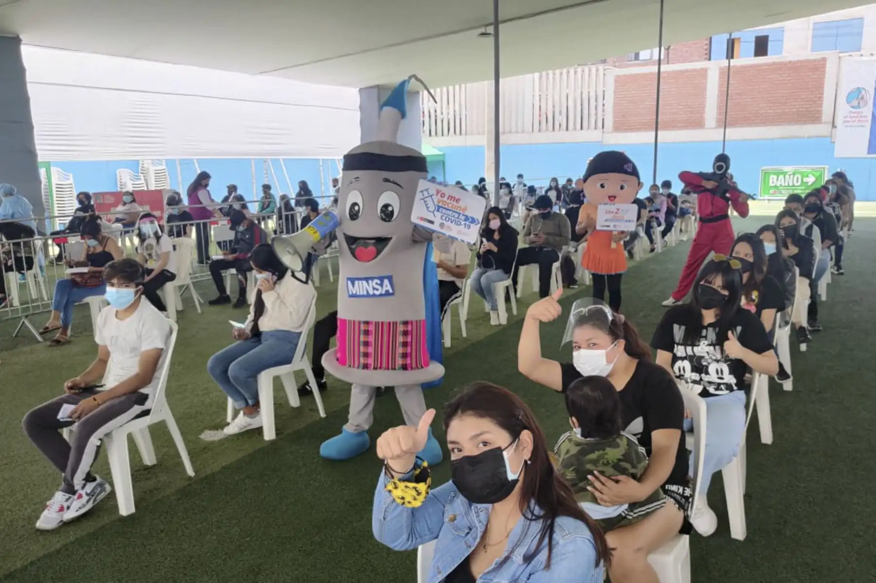 Desde el Estadio Chancas de Andahuaylas en Santa Anita se dio inicio a los "Juegos VacunaFest" bajo el lema “Vacúnate, juega, canta y baila” para fortalecer la vacunación contra la covid-19 desde los 18 años. Foto: Minsa