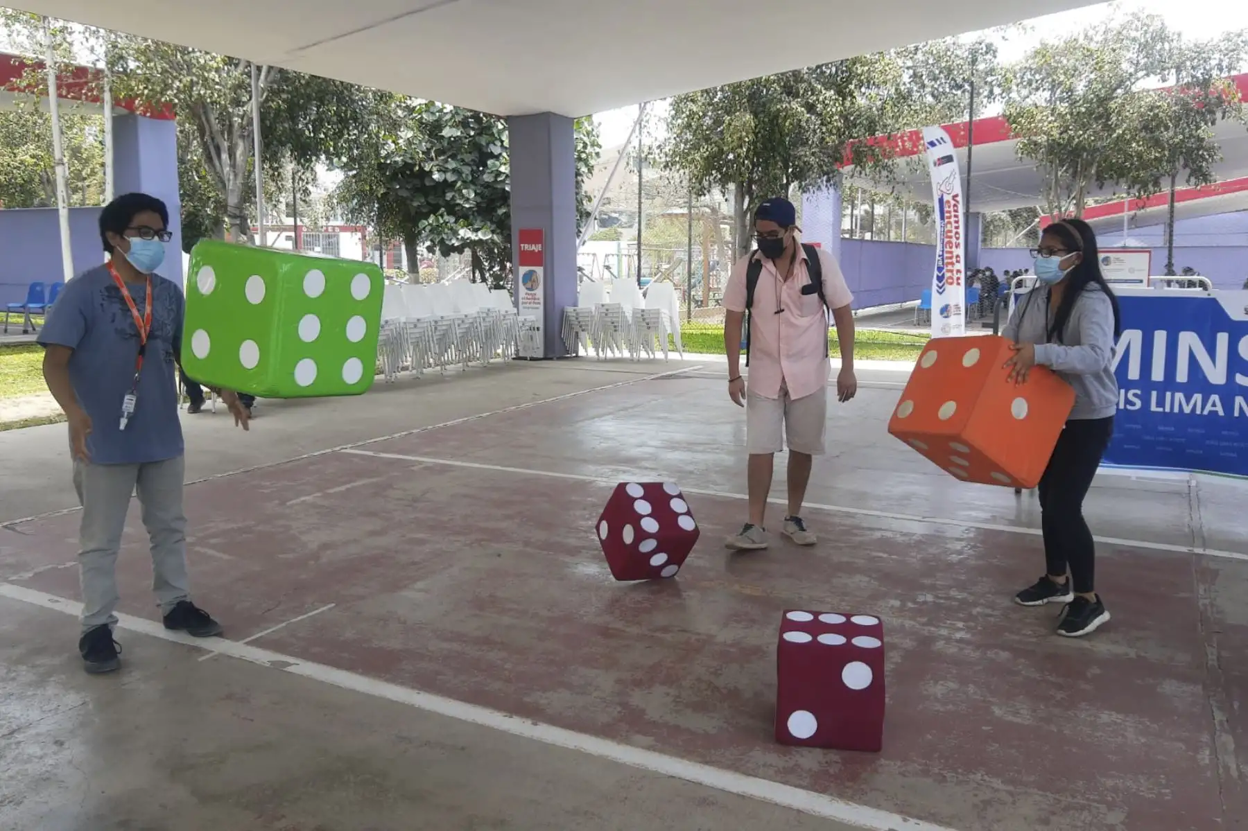En el Parque Zonal Mayta Cápac, continúa la vacunación contra la covid-19 para jóvenes de 18 a más en los "Juegos VacunaFest". Una es ninguna ¡Ponte las dos dosis! Foto: Minsa