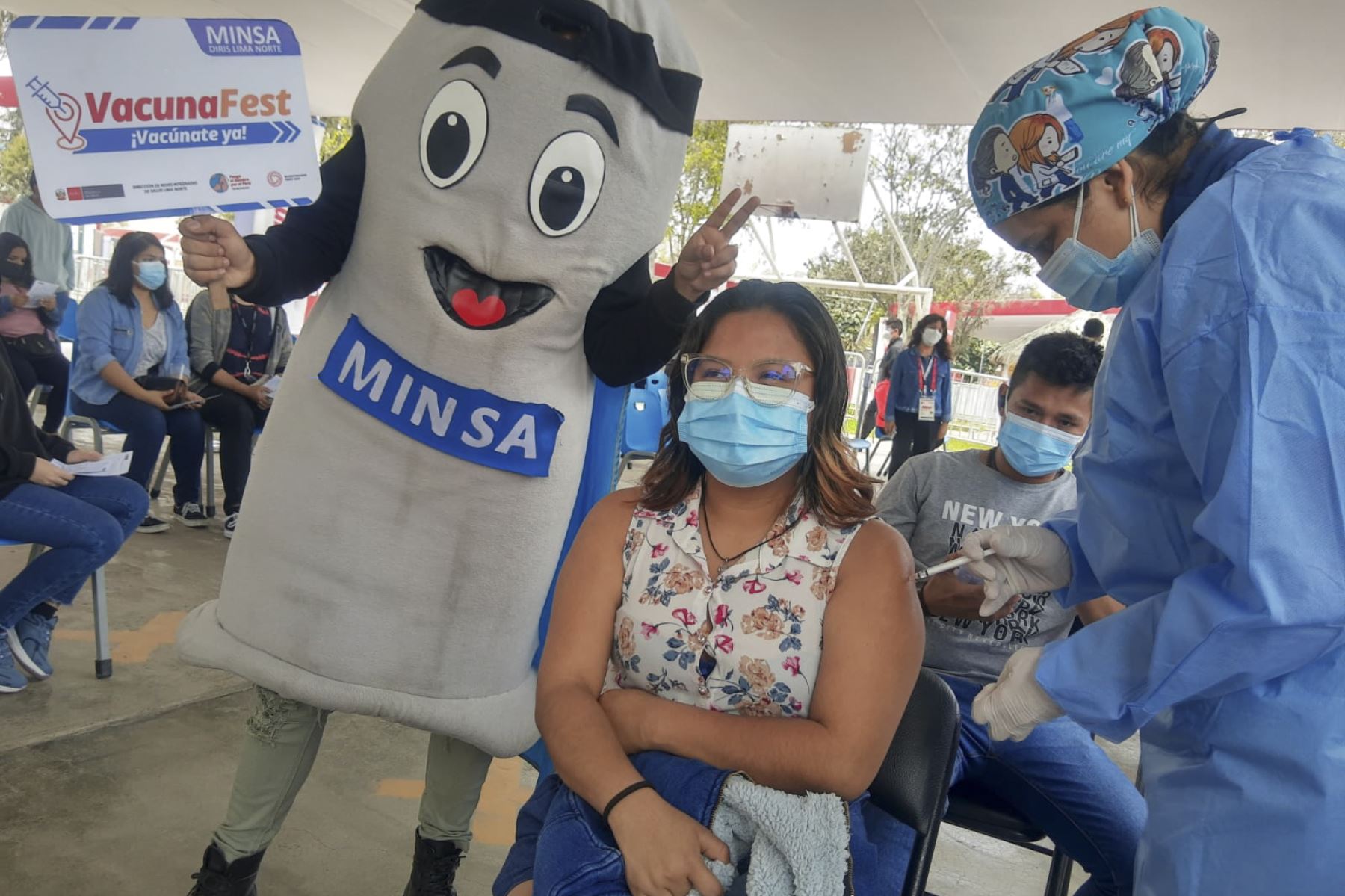 En el Parque Zonal Mayta Cápac, continúa la vacunación contra la covid-19 para jóvenes de 18 a más en los "Juegos VacunaFest". Una es ninguna ¡Ponte las dos dosis! Foto: Minsa