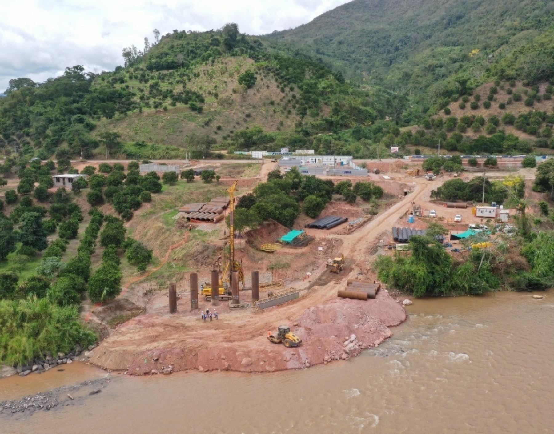 Contraloría advierte de la construcción de puente en terreno ajeno al propuesto en expediente técnico. La obra se ejecuta en el distrito de Perené, provincia de Chanchamayo, región Junín.
