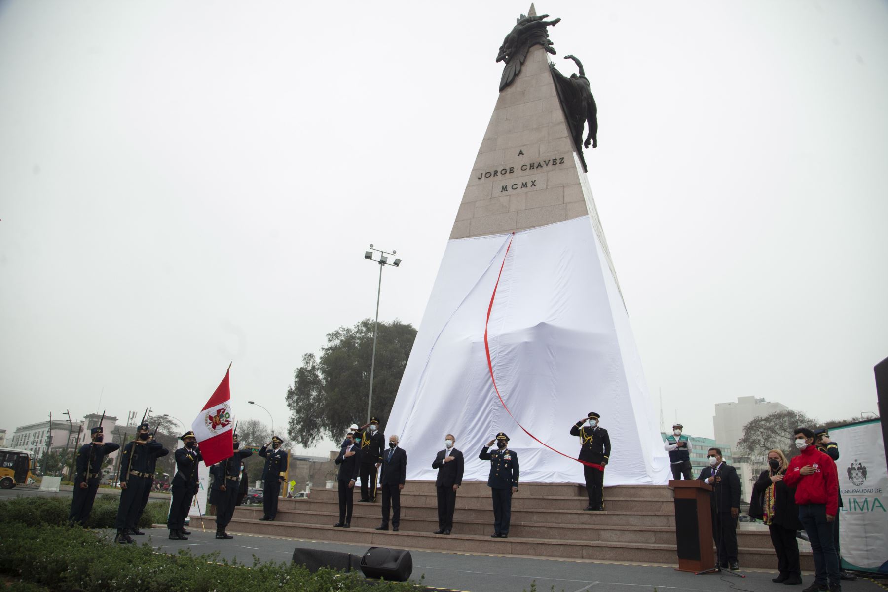 El alcalde de Lima, Jorge Muñoz, entregó a la ciudad el monumento completamente restaurado al aviador Jorge Chávez, situado en el óvalo del mismo nombre. Foto: ANDINA/ Municipalidad de Lima